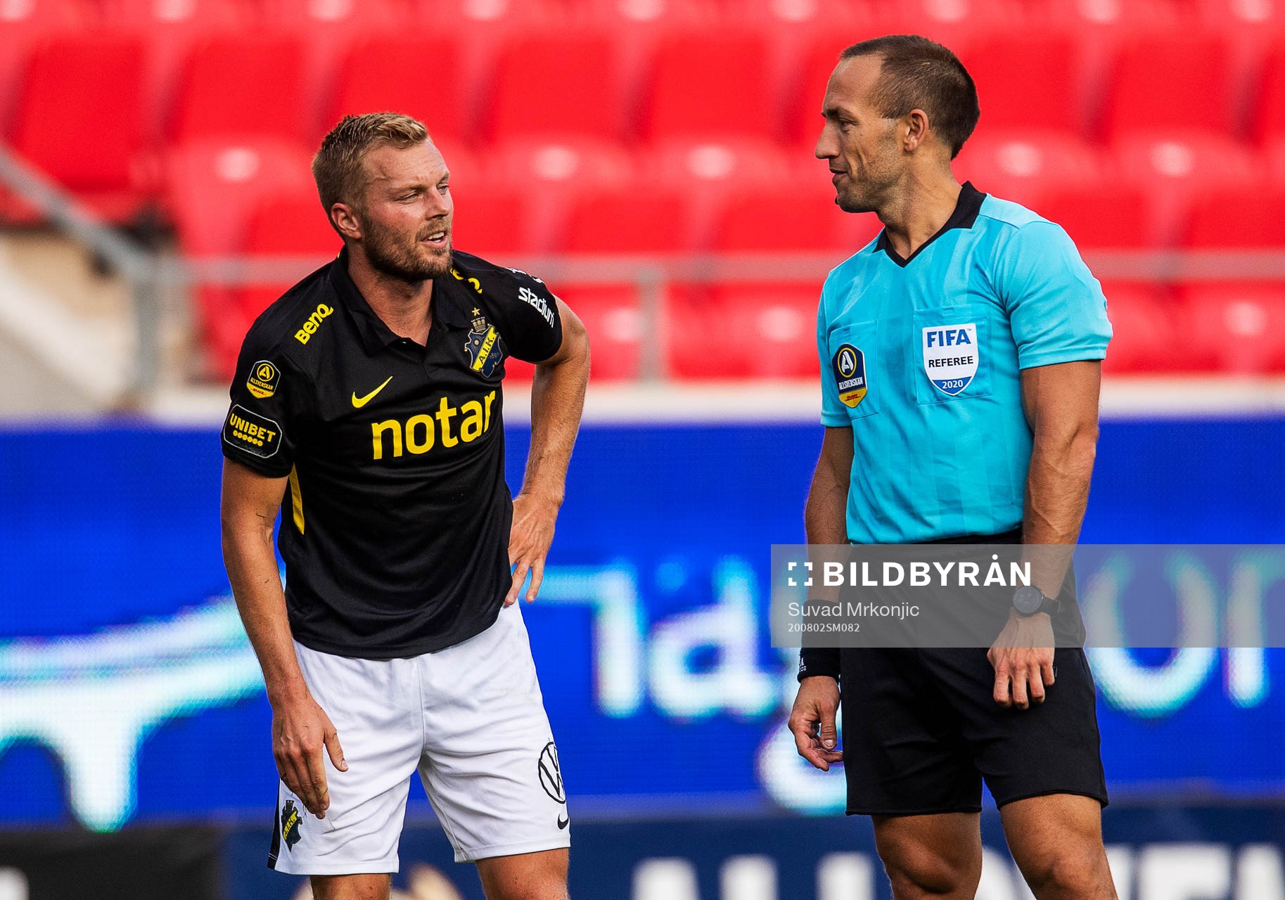 s Sebastian Larsson samtalar med Domare Kaspar Sjöberg