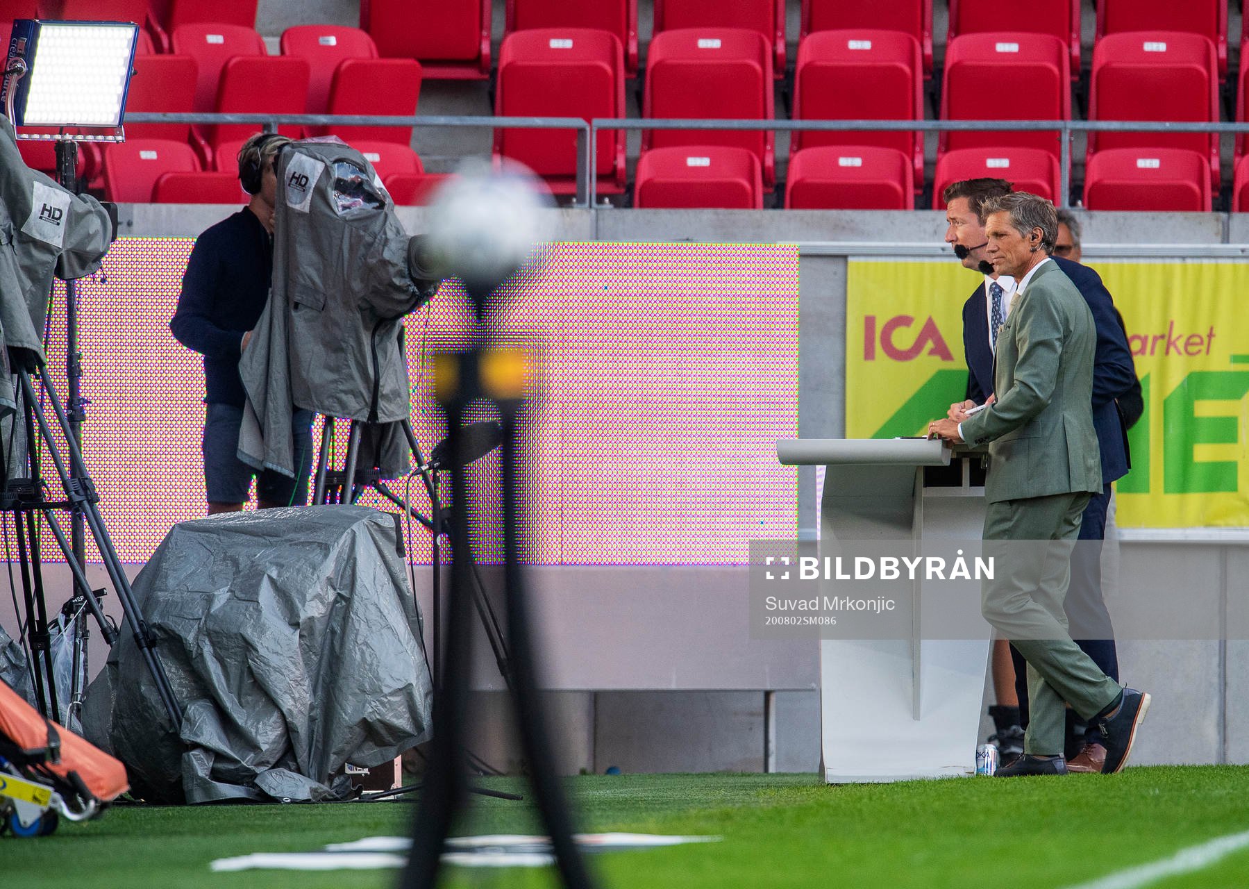 Dplays programledare Jens Fjellström och Jonas Dahlquist under fotbollsmatchen i Allsvenskan mellan Kalmar och AIK den 2 augusti 2020 i Kalmar.