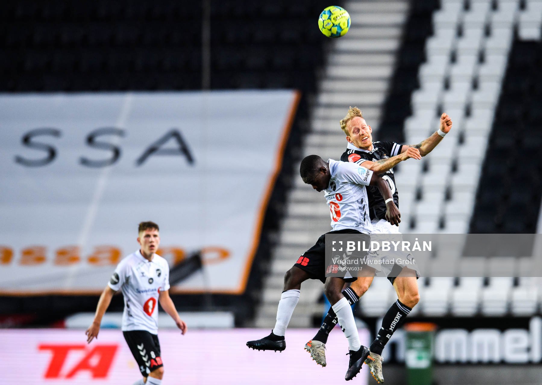 Joshua Kitolano of Odd and Gjermund Åsen of Rosenborg