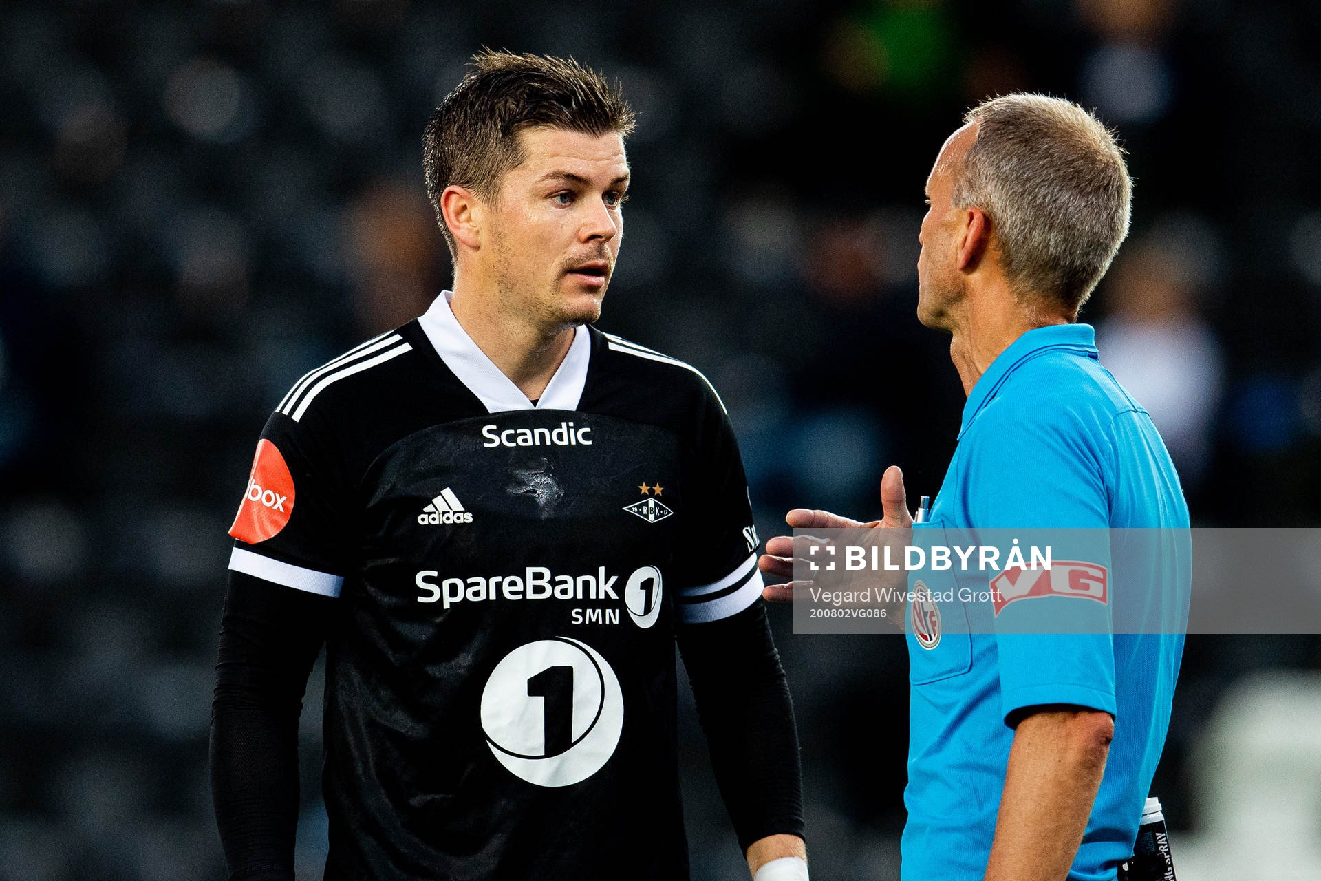 Pål André Helland of Rosenborg talks to Tommy Skjerven,