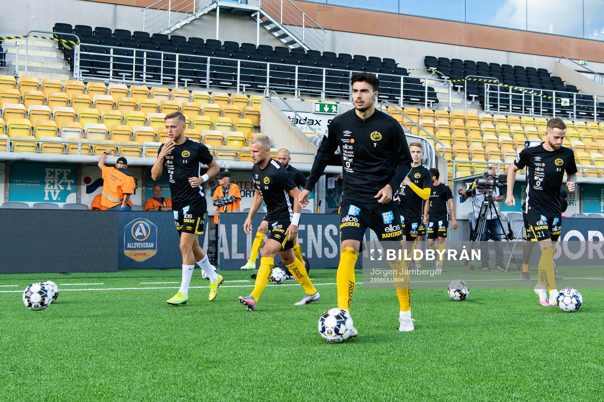 Elfsborgs spelare med Deniz Hümmet i täten kommer in till