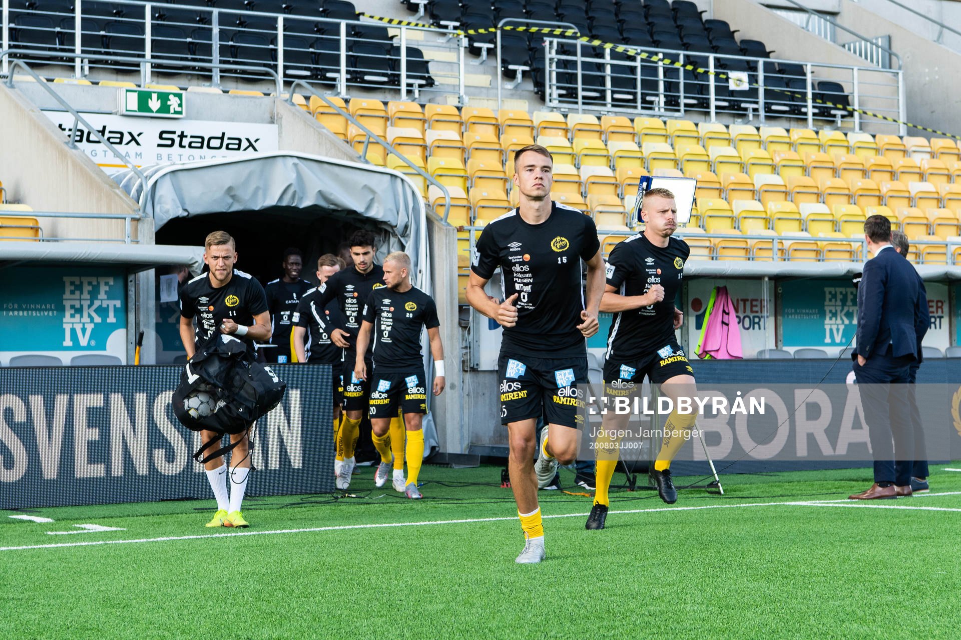 Elfsborgs spelare med Leo Väisänen i täten kommer in