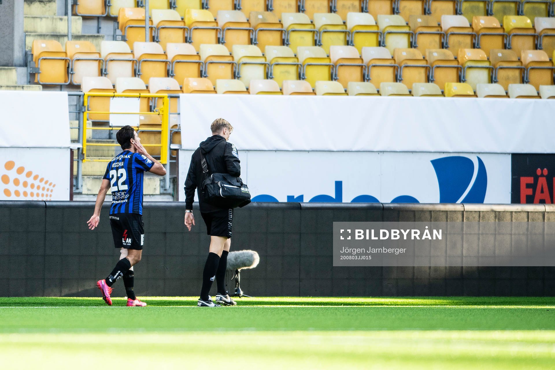 Sirius Stefano Vecchia lämnar planen skadad