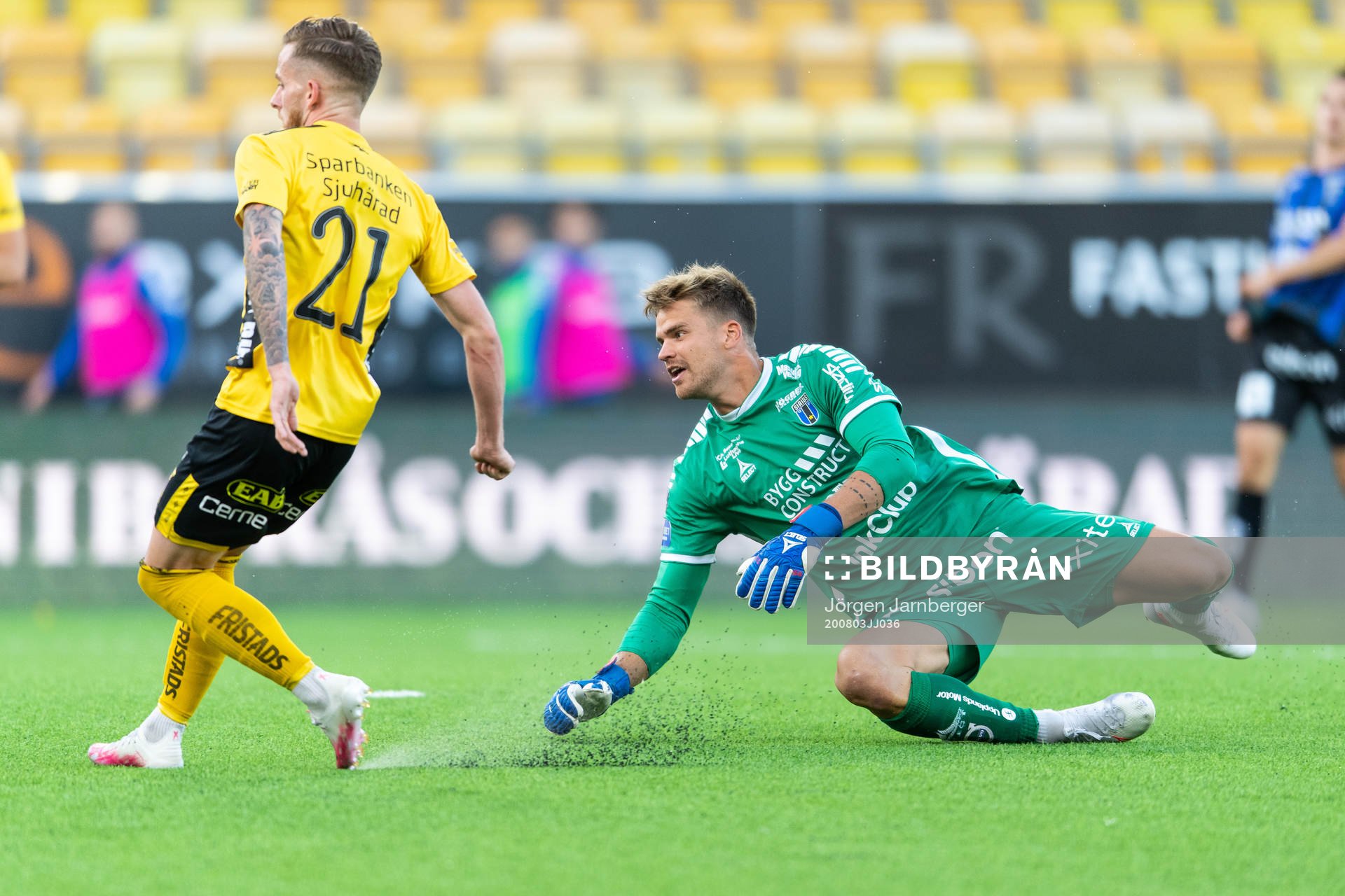Sirius målvakt Lukas Jonsson ser Elfsborgs Rasmus Alm