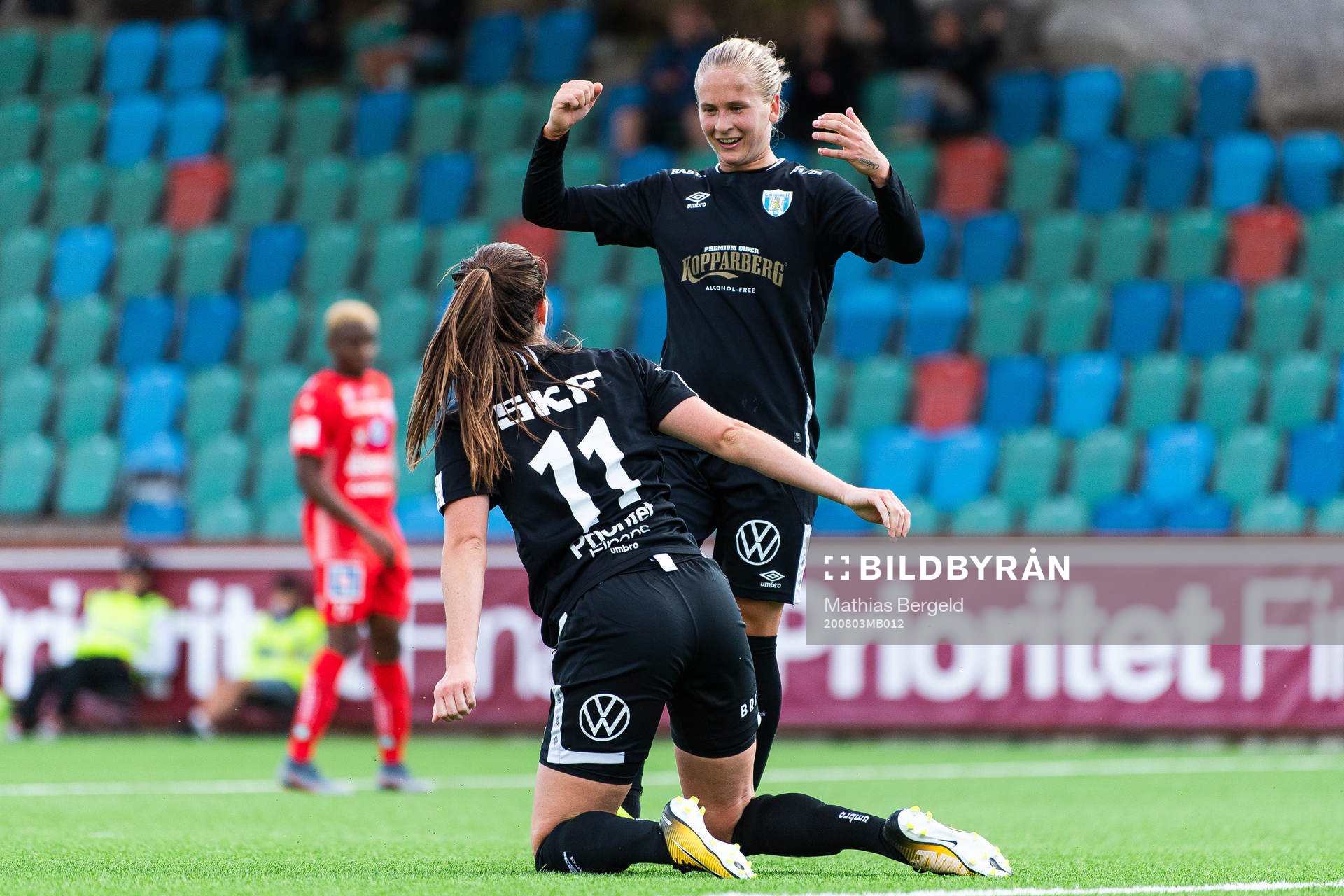 Göteborgs Filippa Curmark jublar med Pauline Hammarlund efter 2-0 under fotbollsmatchen i Damallsvenskan mellan Kopparbergs/Göteborg och Linköping den 3 augusti 2020 i Göteborg.
