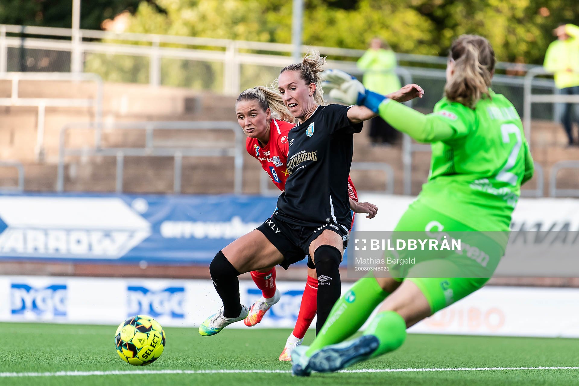 Linköpings Ronja Artonsson och målvakt Matilda Haglund