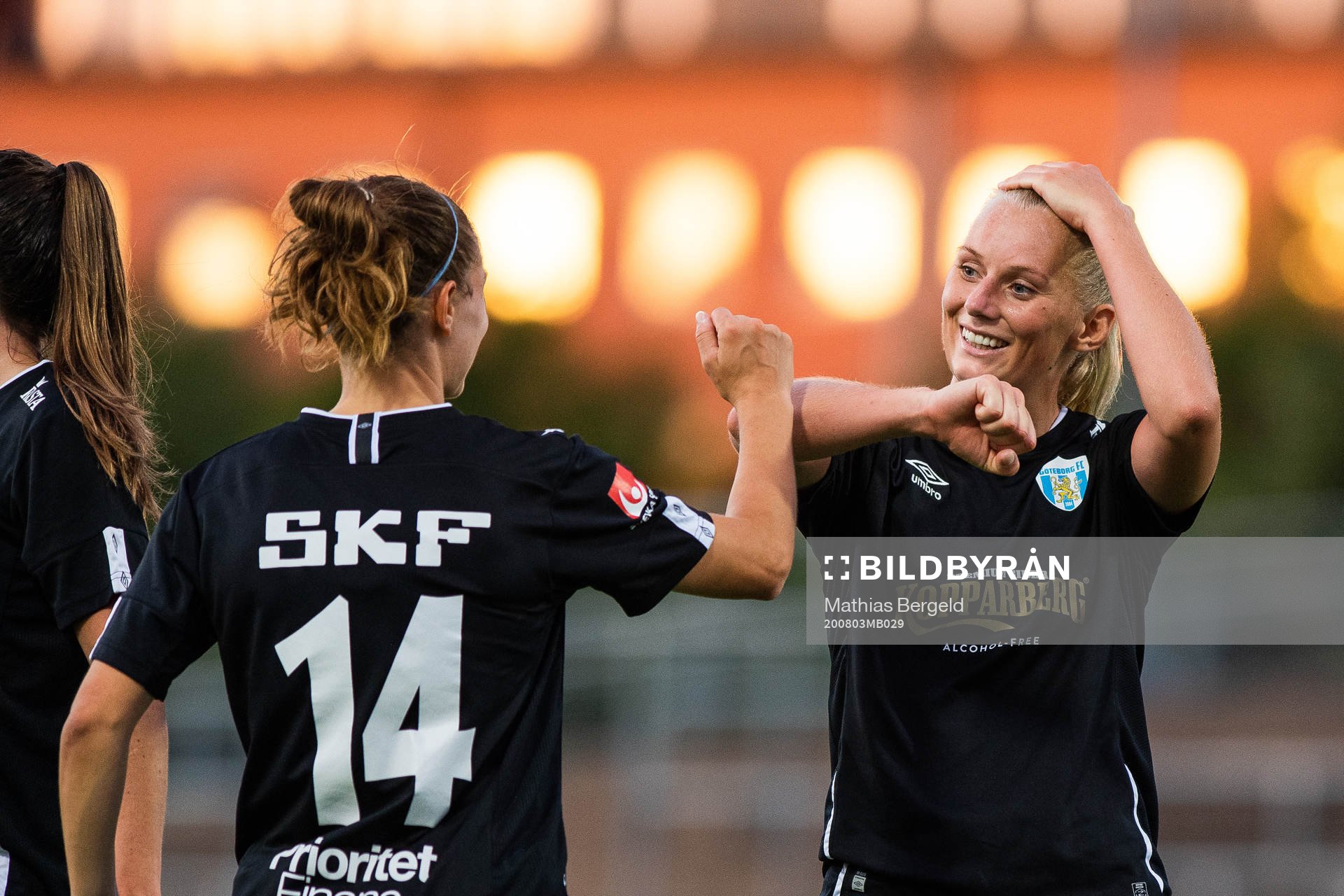 Göteborgs Natalia Kuikka och Stina Blackstenius jublar