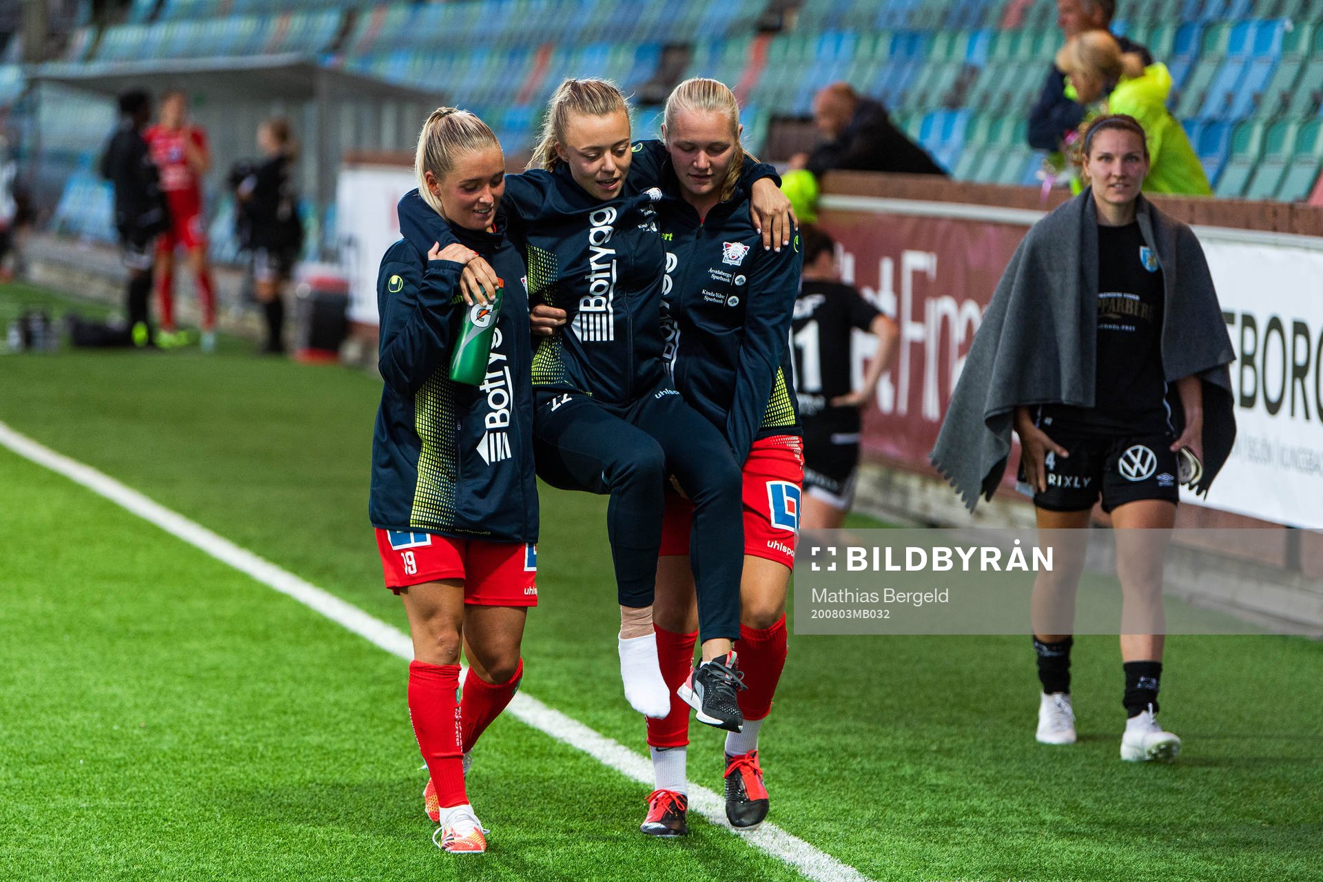 Linköpings Olga Adela Ahtinen får hjälp av plan