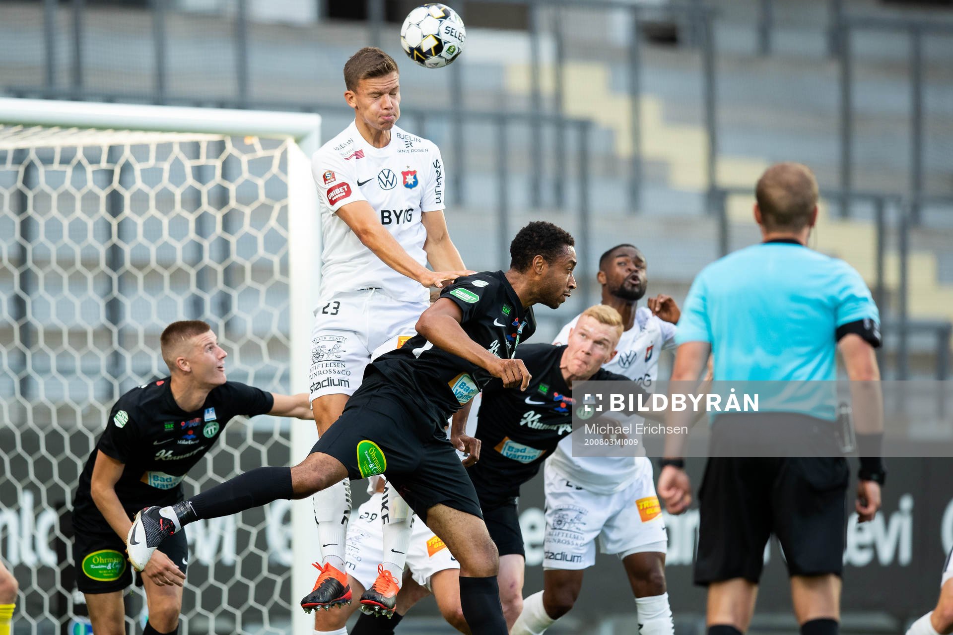 Örgrytes Arvid Brorsson nickar undan bollen