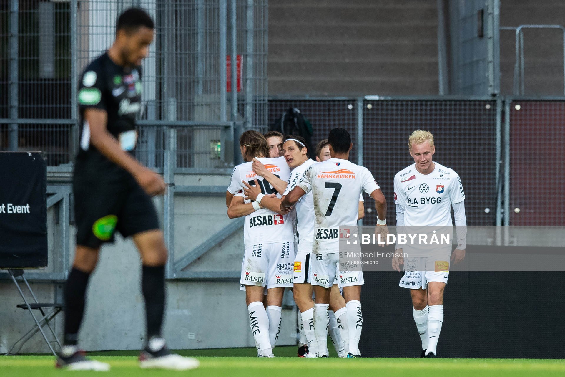 Örgrytes Lukas Browning Lagerfeldt jublar med lagkamrater efter 2-1 under fotbollsmatchen i Superettan mellan Örgryte och Västerås SK den 3 augusti 2020 i Göteborg.