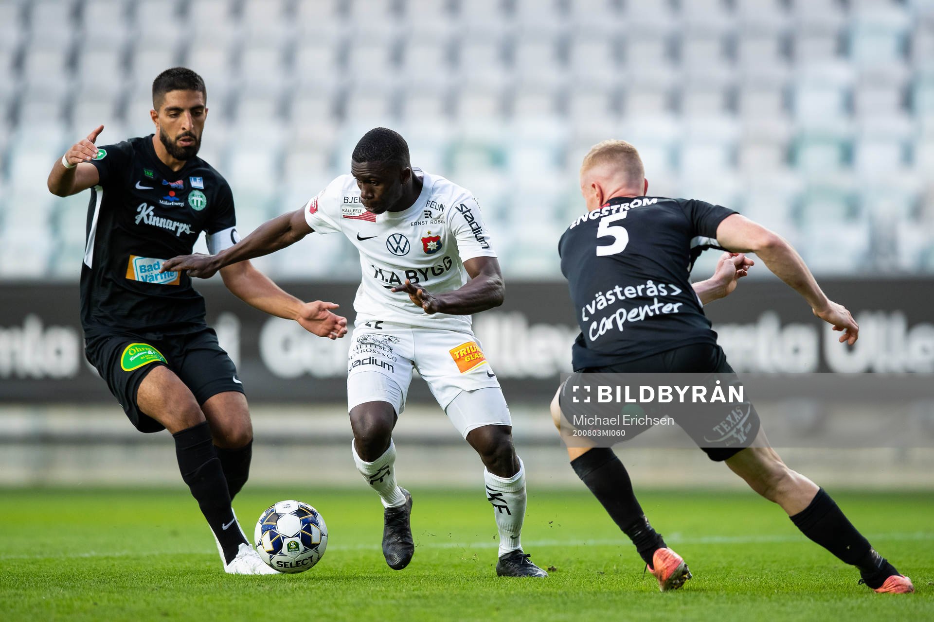 Örgrytes Bubacarr Jobe mellan Västerås Sean Sabetkar och