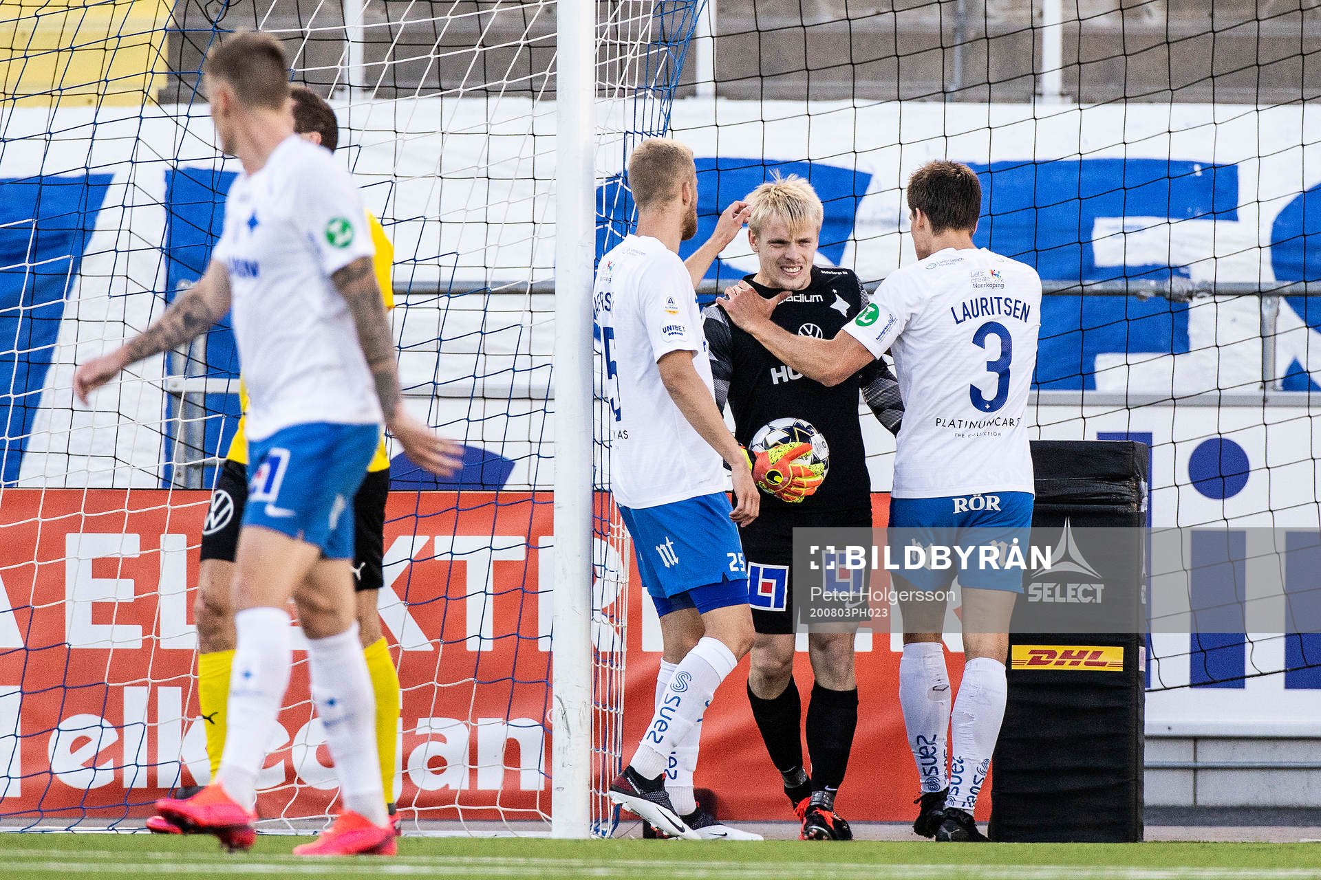 IFK Norrköpings målvakt Isak Pettersson jublar med Filip