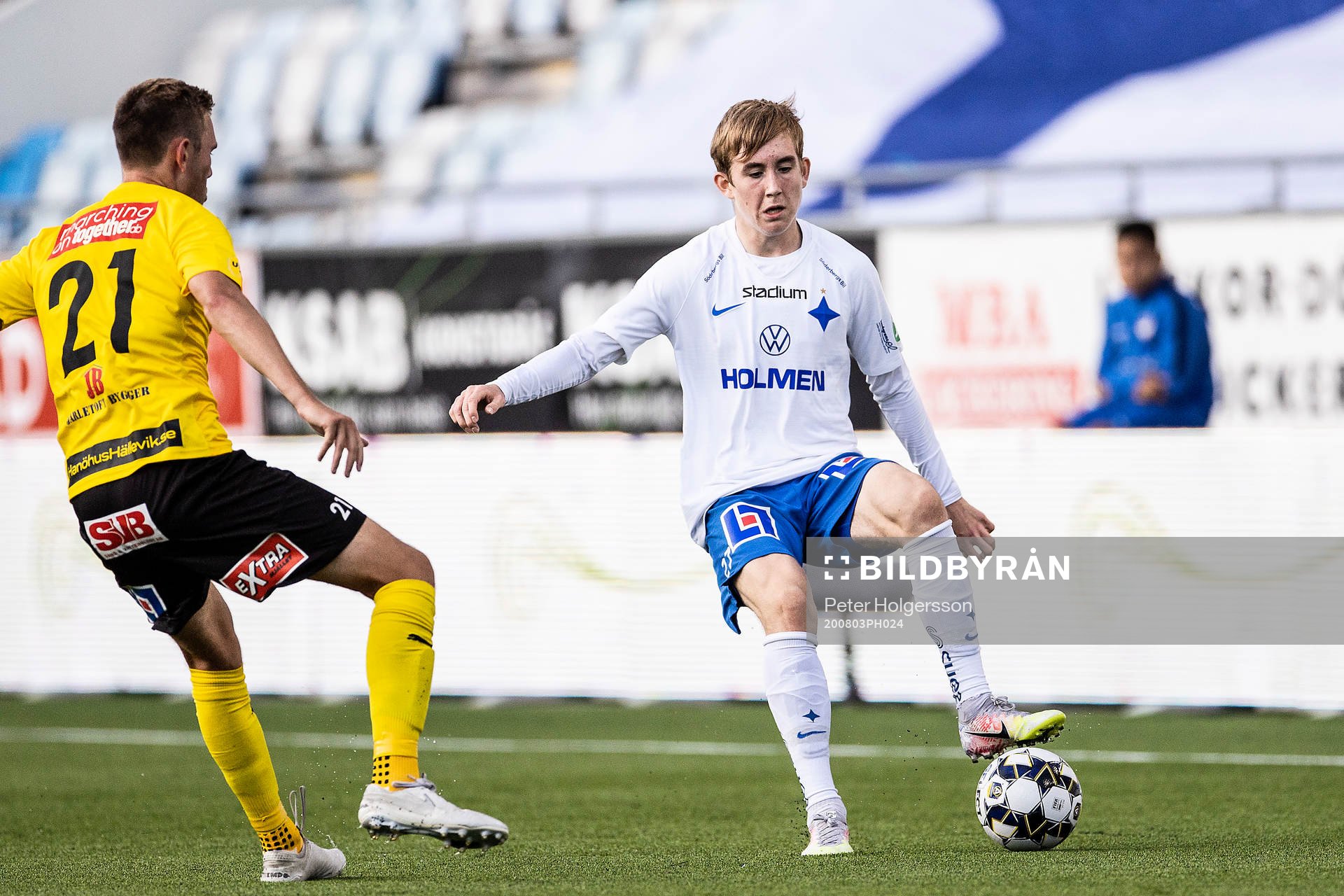Mjällbys Adam Petersson och IFK Norrköpings Ísak Bergmann Jóhannesson under fotbollsmatchen i Allsvenskan mellan IFK Norrköping och Mjällby den 3 augusti 2020 i Norrköping.