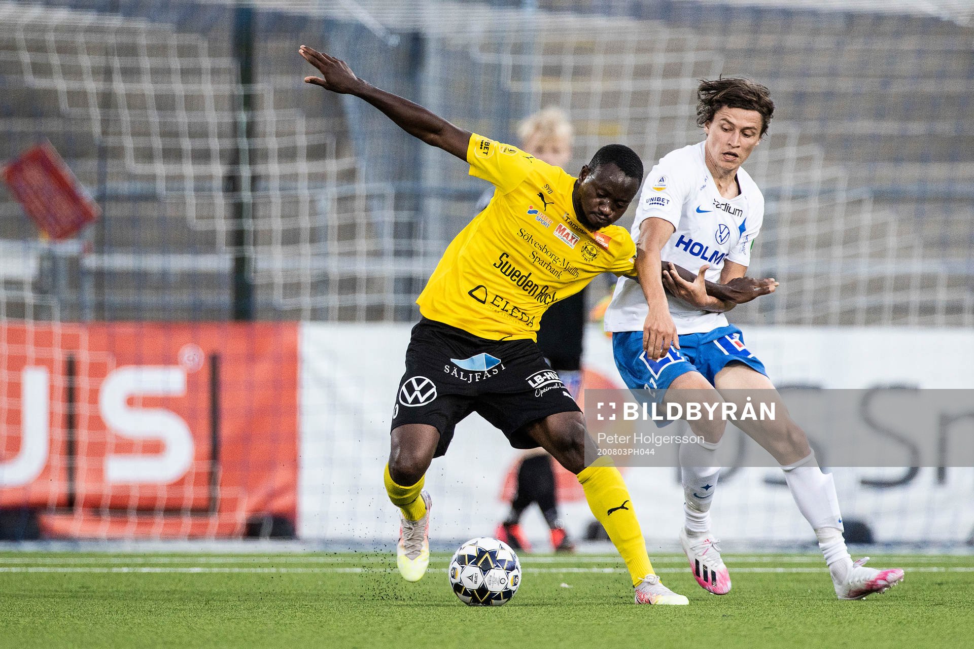 Mjällbys Moses Ogbu och IFK Norrköpings Simon Thern