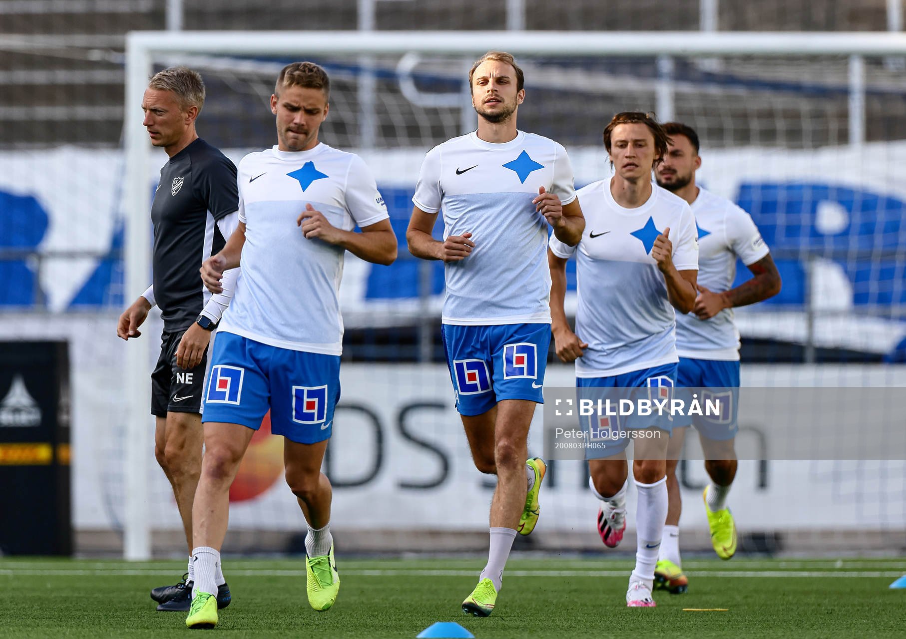IFK Norrköpings Lars Krogh Gerson värmer upp