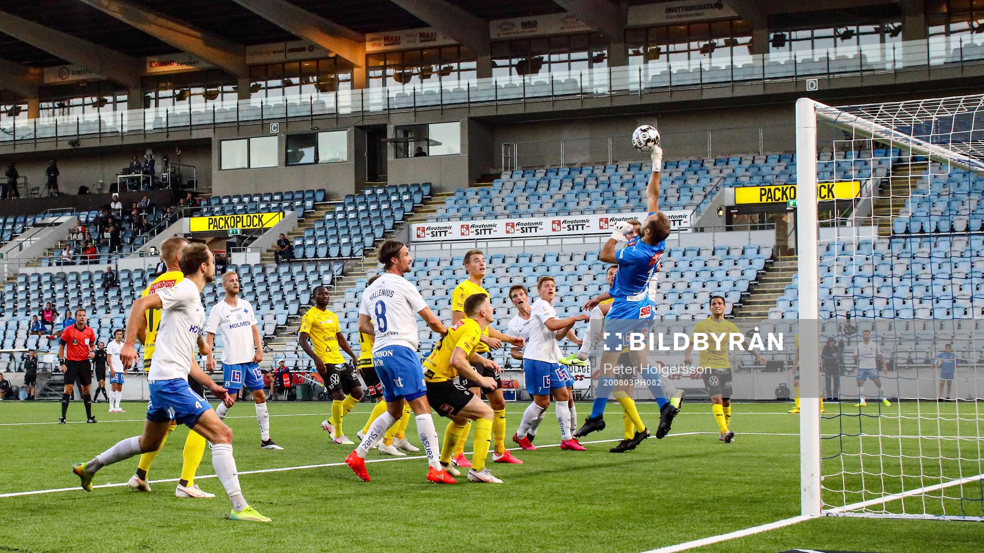 Räddning av Mjällbys målvakt Carl-Johan Eriksson