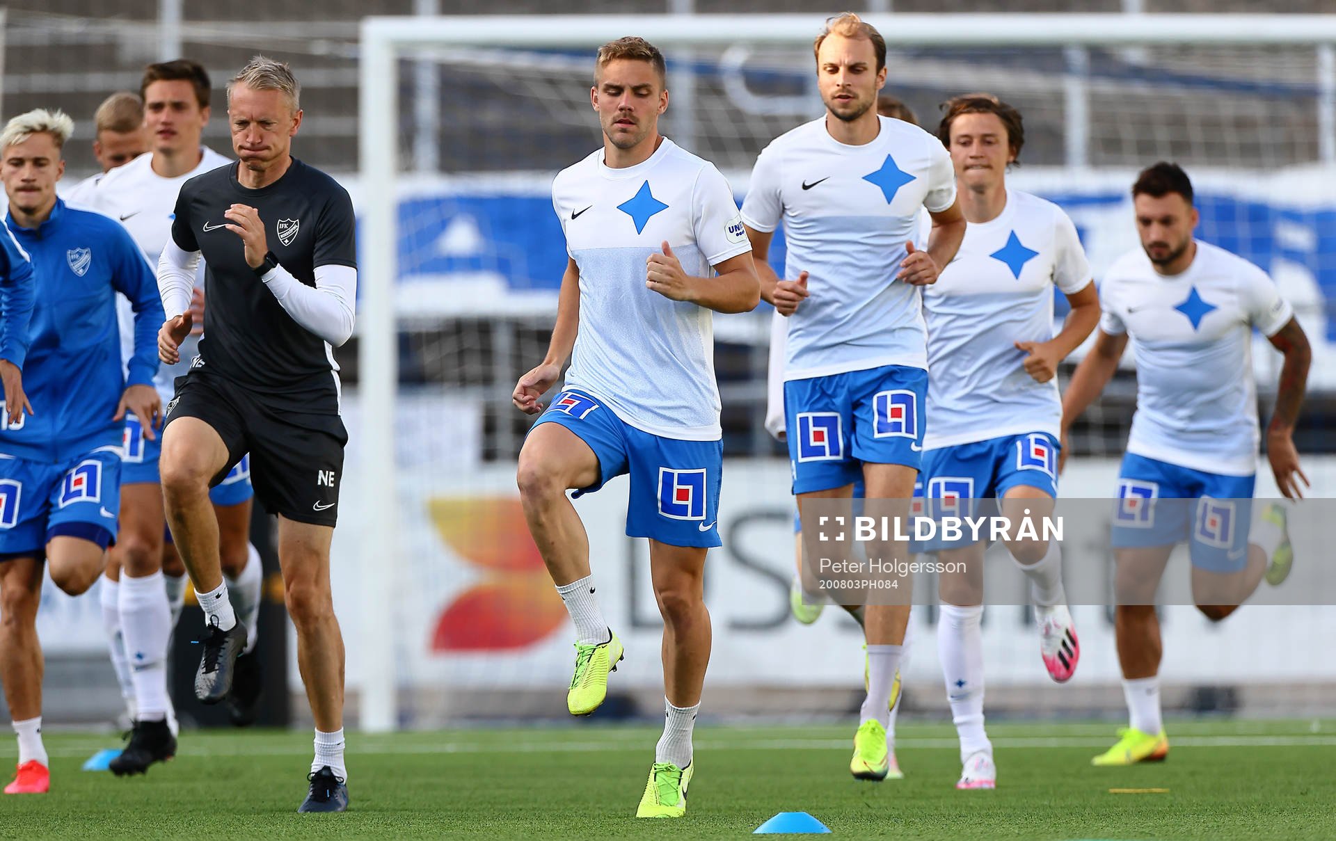 IFK Norrköpings spelare värmer upp med fystränare Niklas