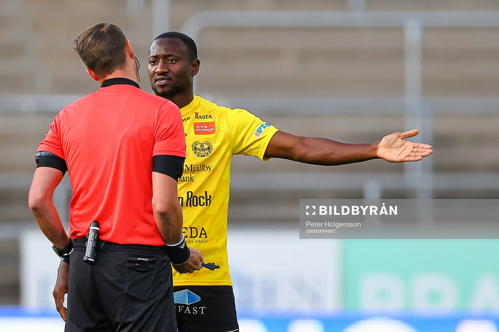Mjällbys Moses Ogbu reagerar på domare Andreas Ekberg