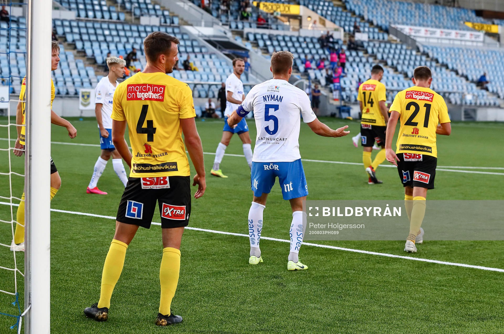 IFK Norrköpings Christoffer Nyman reagerar på domare