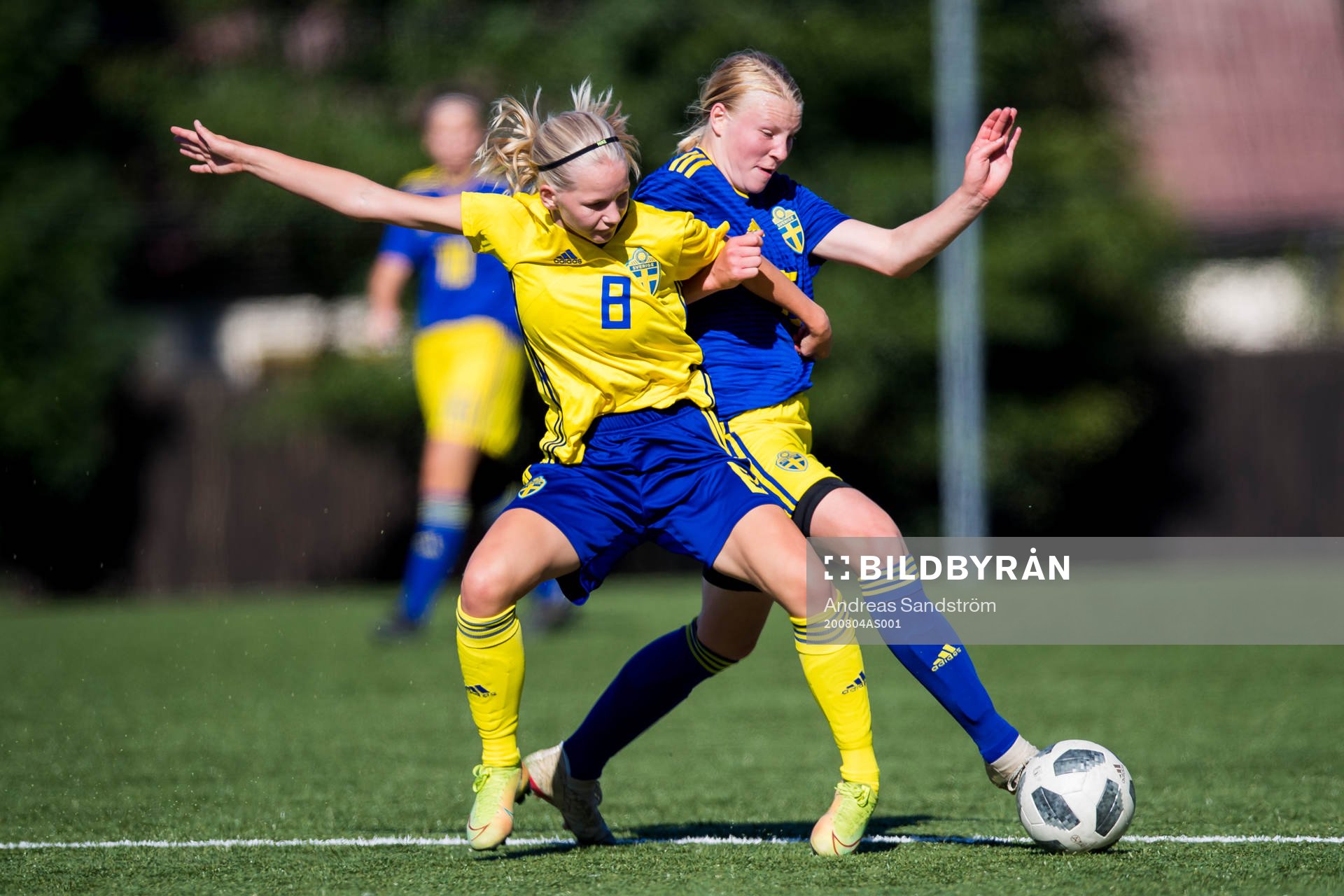 Klara Fagerström i kamp om bollen med Moa Lindström under SvFF:s riksläger för flickor på Bosön den 4 augusti 2020 i Stockholm.