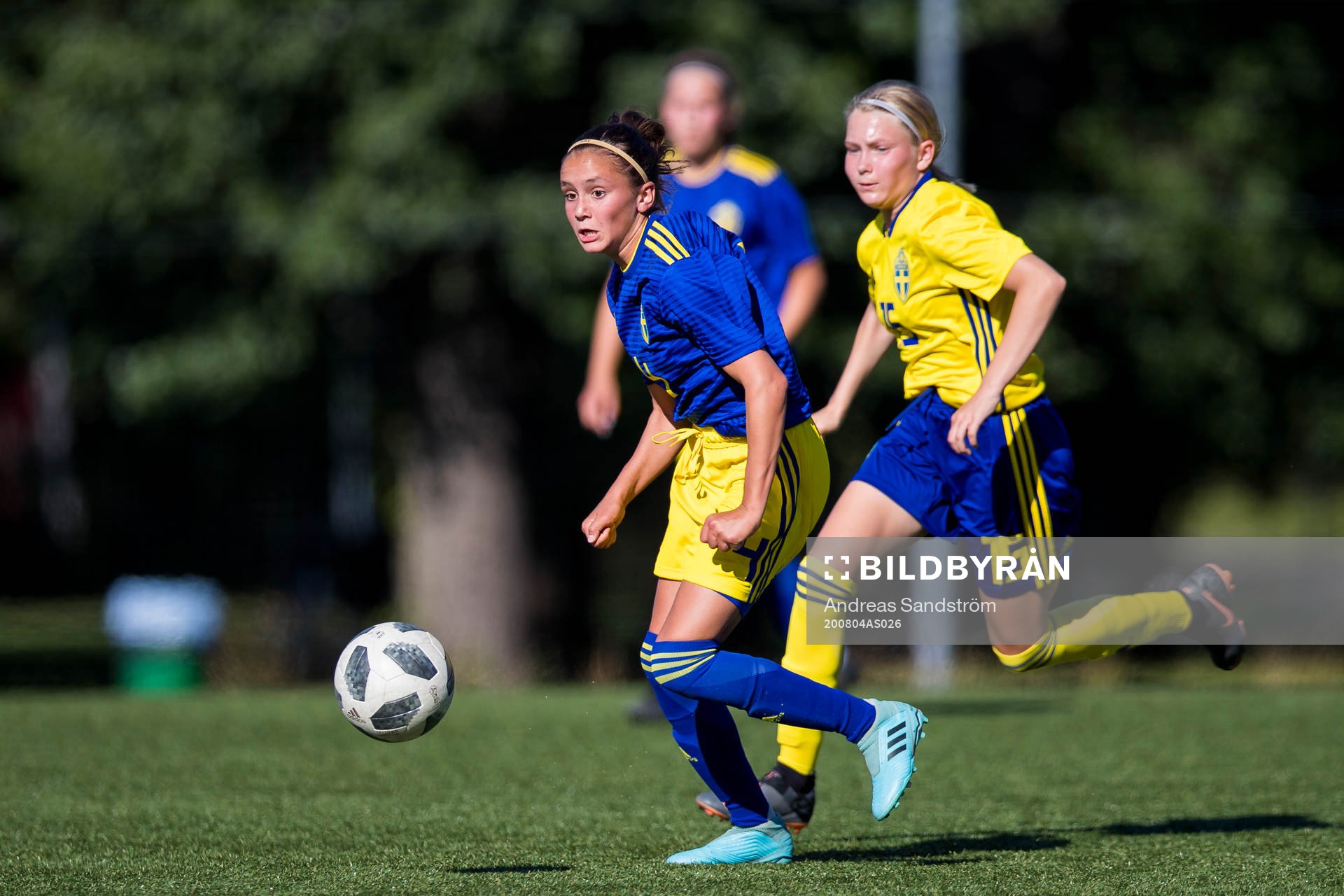 Tilda Sandén i kamp med Vera Blom under SvFF:s riksläger för flickor på Bosön den 4 augusti 2020 i Stockholm.