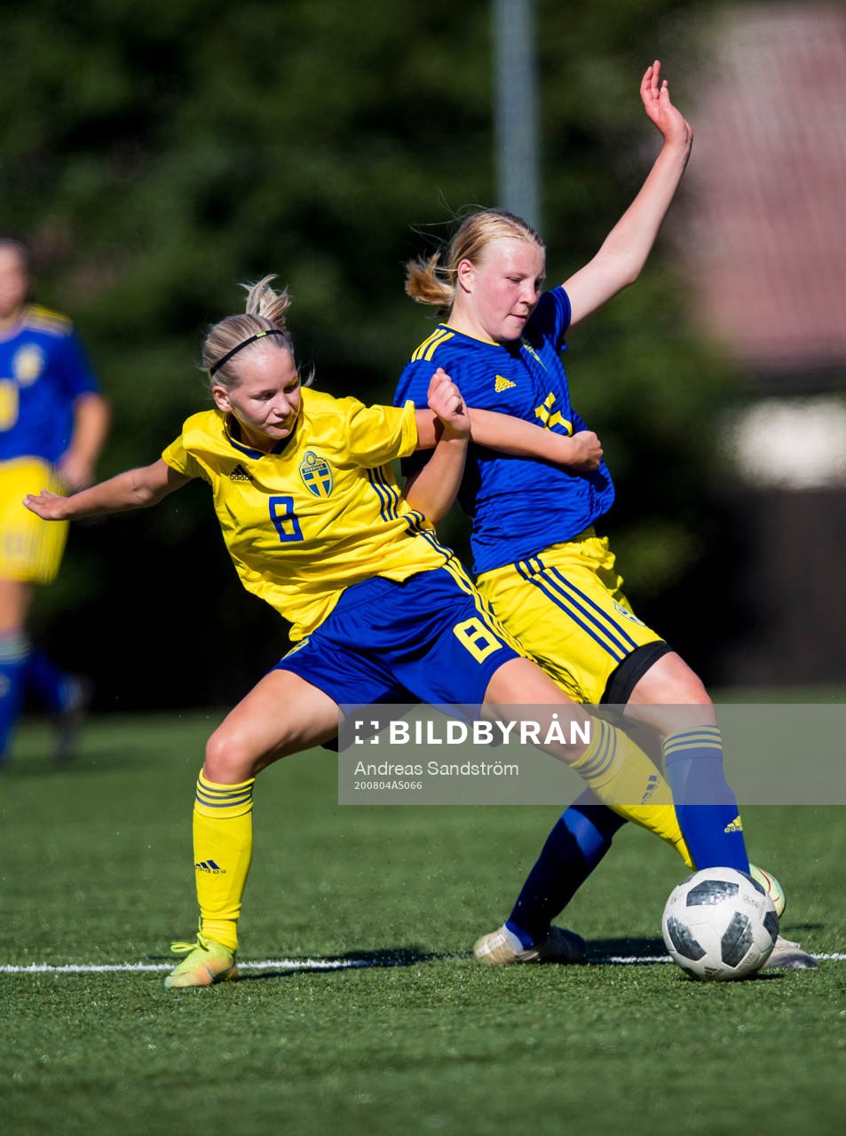 Klara Fagerström i kamp om bollen med Moa Lindström