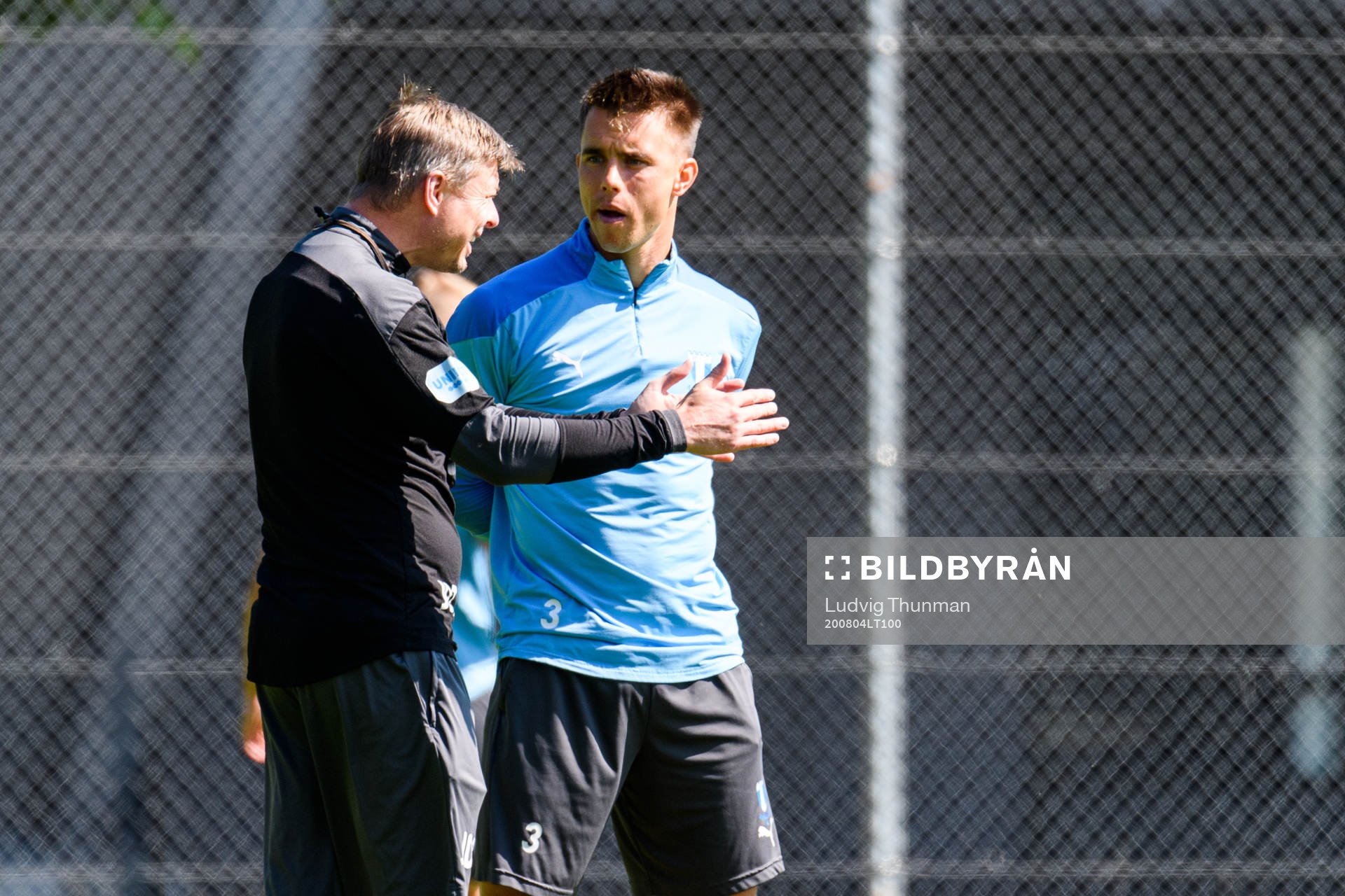 Tränare Jon Dahl Tomasson i samtal med Jonas Knudsen