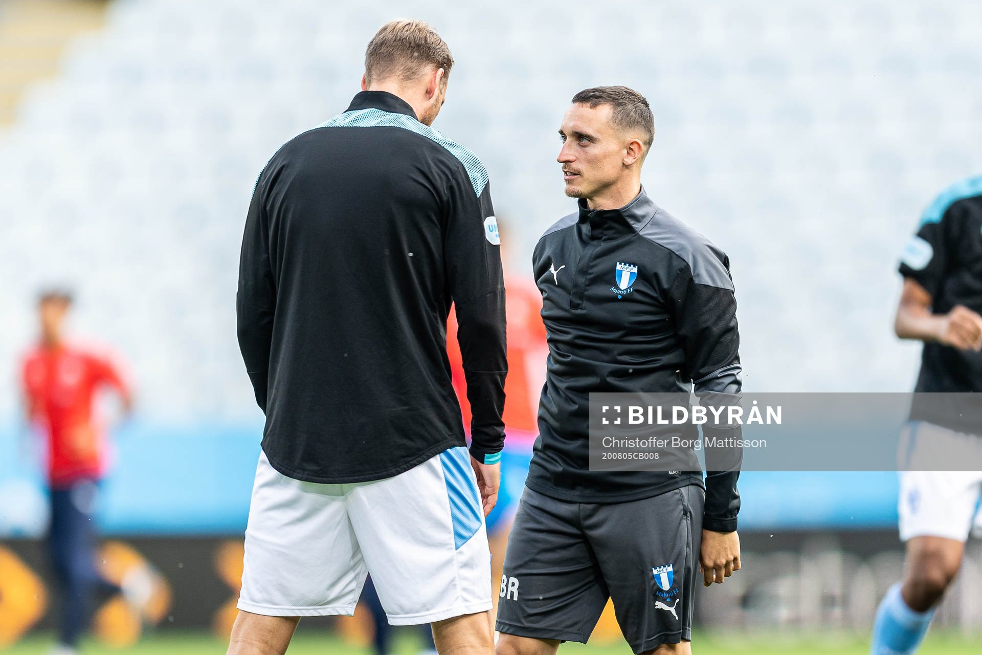 Malmö FFs Ola Toivonen i samtal med ansvarig fystränare