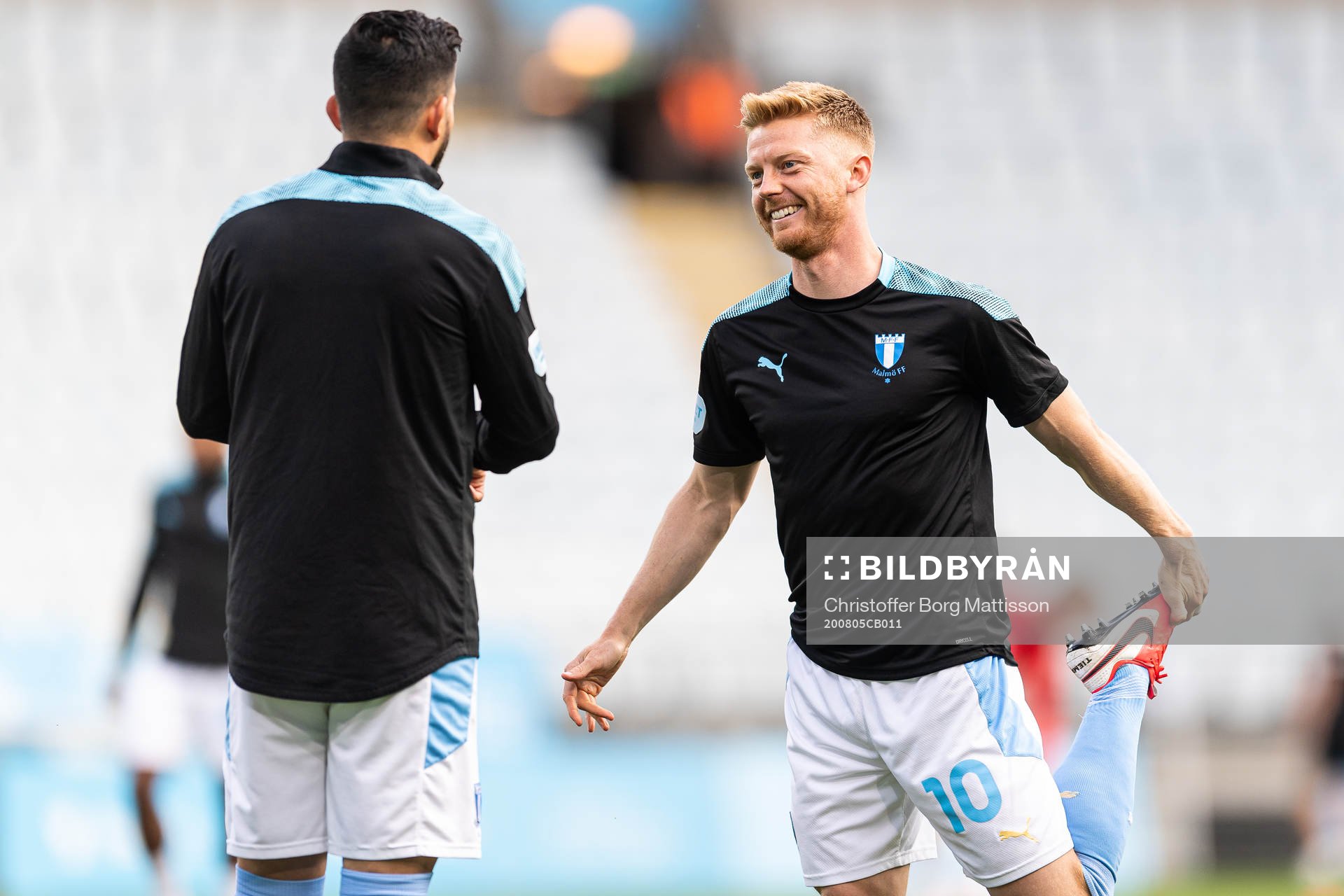Malmö FFs Anders Christiansen i samtal med Behrang Safari under uppvärmningen inför fotbollsmatchen i Allsvenskan mellan Malmö FF och Helsingborg den 5 augusti 2020 i Malmö.