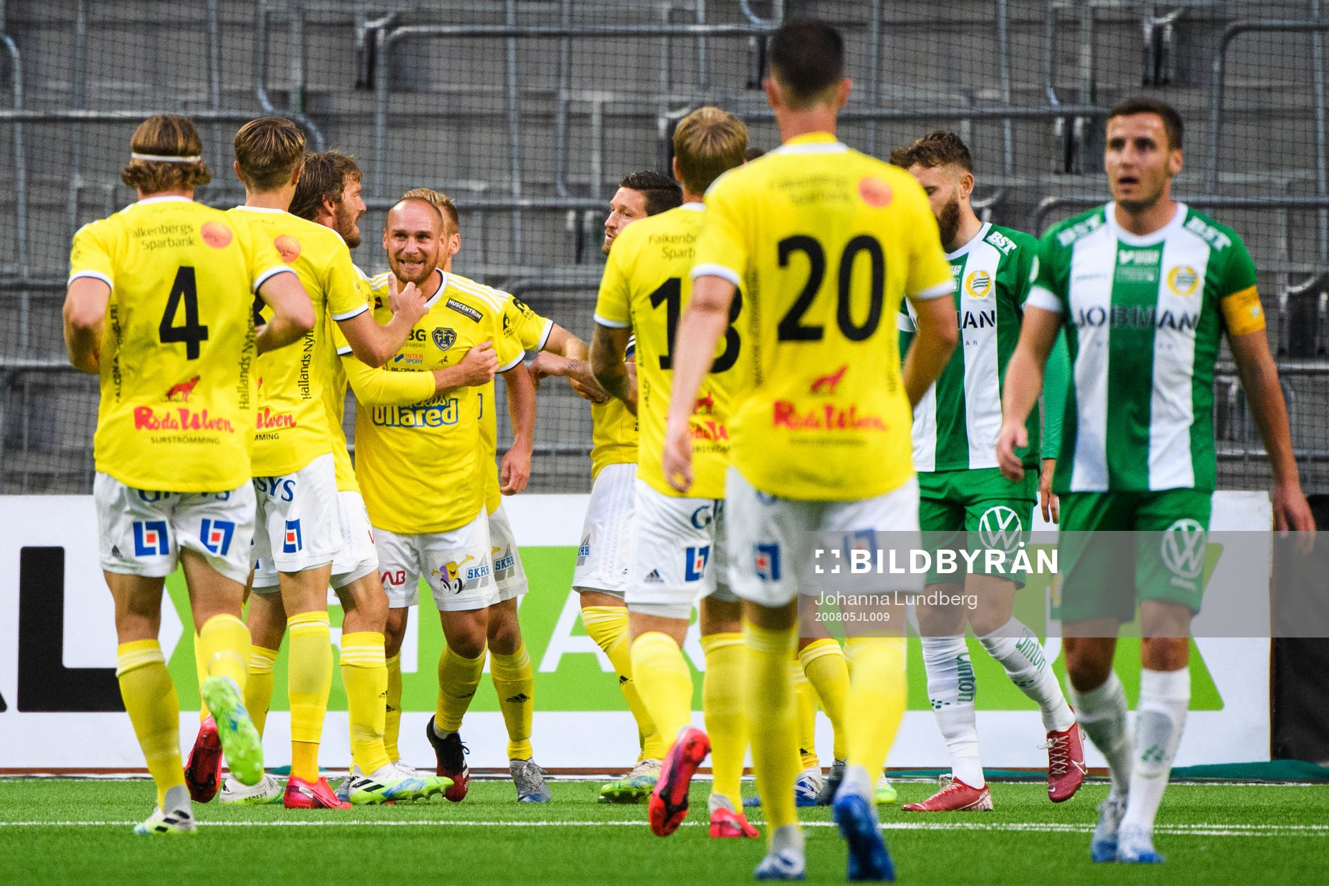 Falkenbergs spelare jublar med Anton Wede