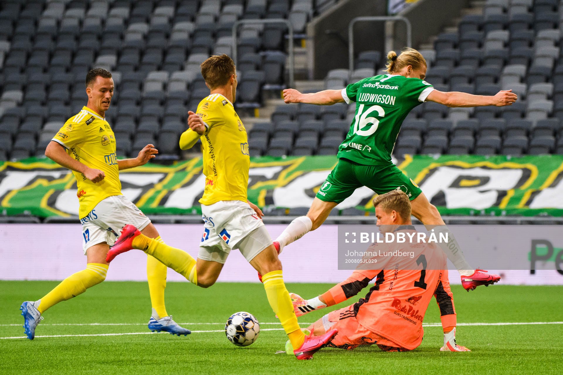 Hammarbys Gustav Ludwigson oroar framför Falkenbergs