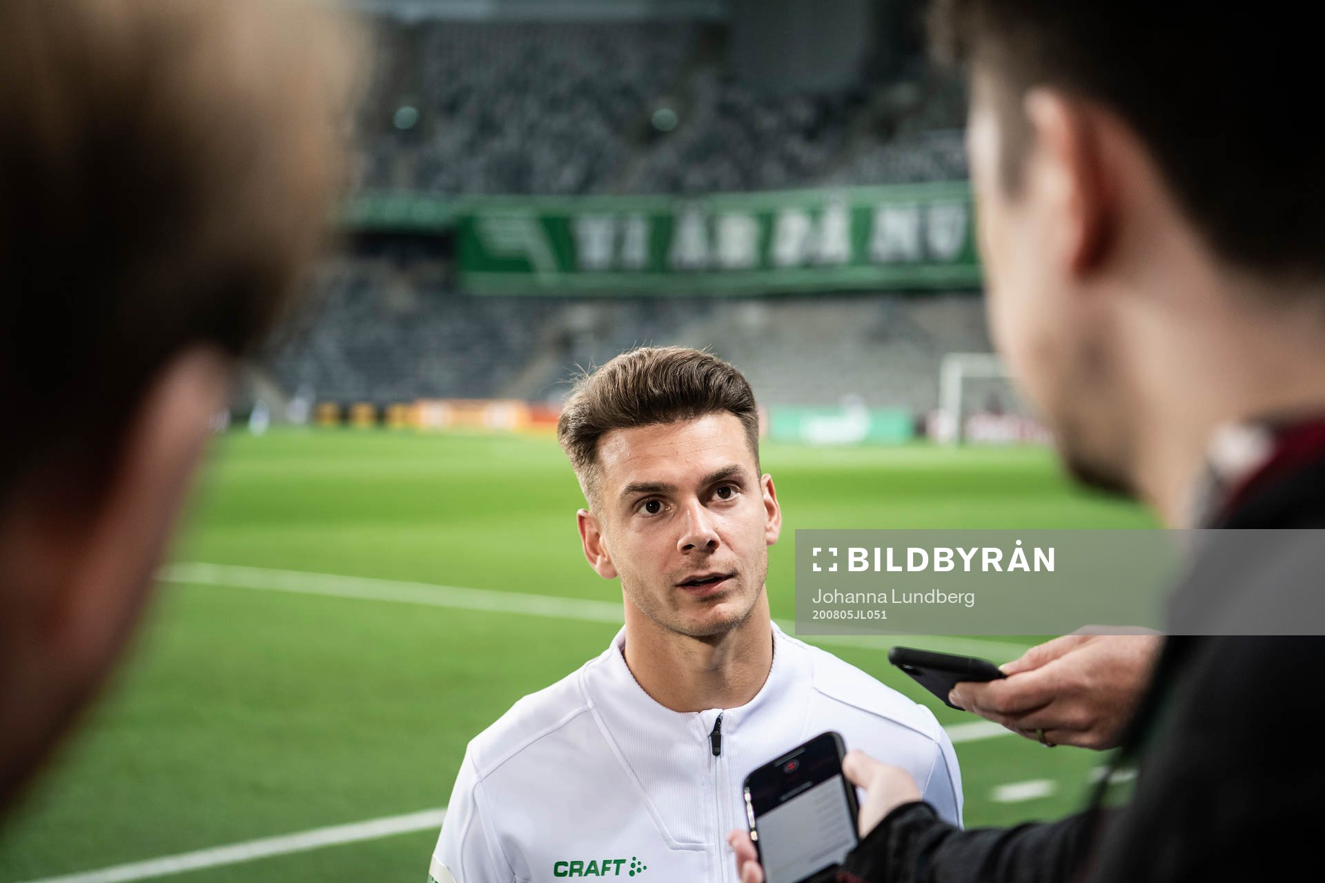 Hammarbys Alexander Kacaniklic intervjuas av media efter fotbollsmatchen i Allsvenskan mellan Hammarby och Falkenberg den 5 augusti 2020 i Stockholm.