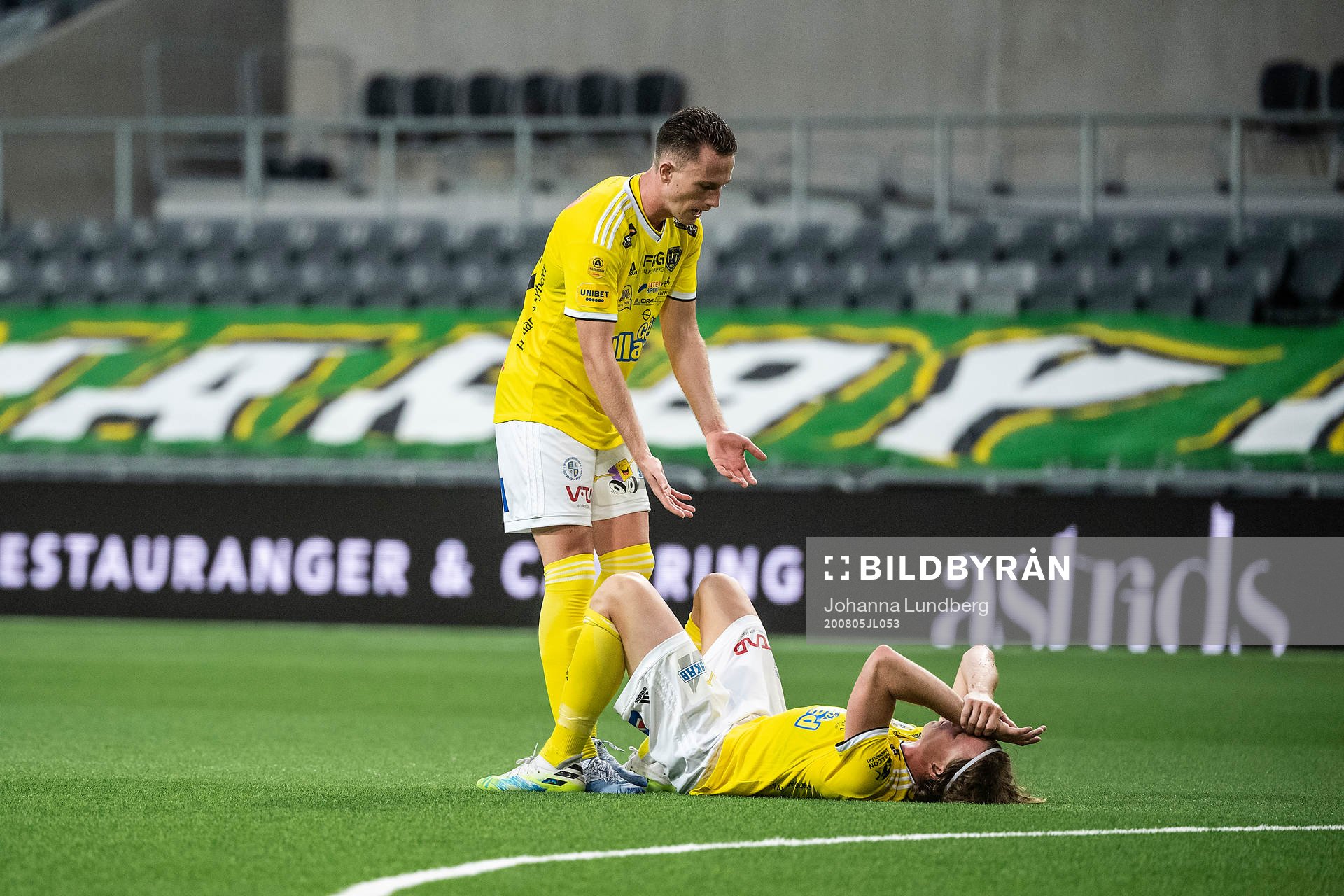 Falkenbergs Sander van Looy hjälper Carl Johansson upp