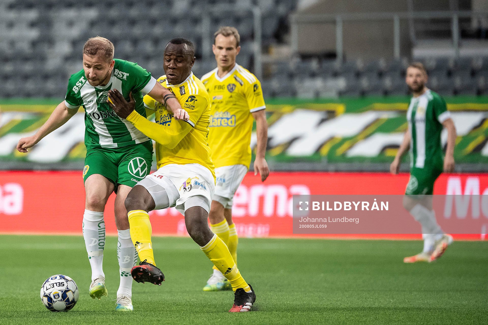 Hammarbys Darijan Bojanic och Falkenbergs Nsima Peter