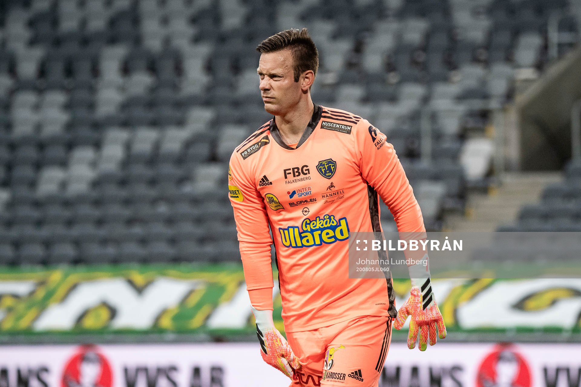Falkenbergs målvakt Viktor Noring lämnar planen skadad