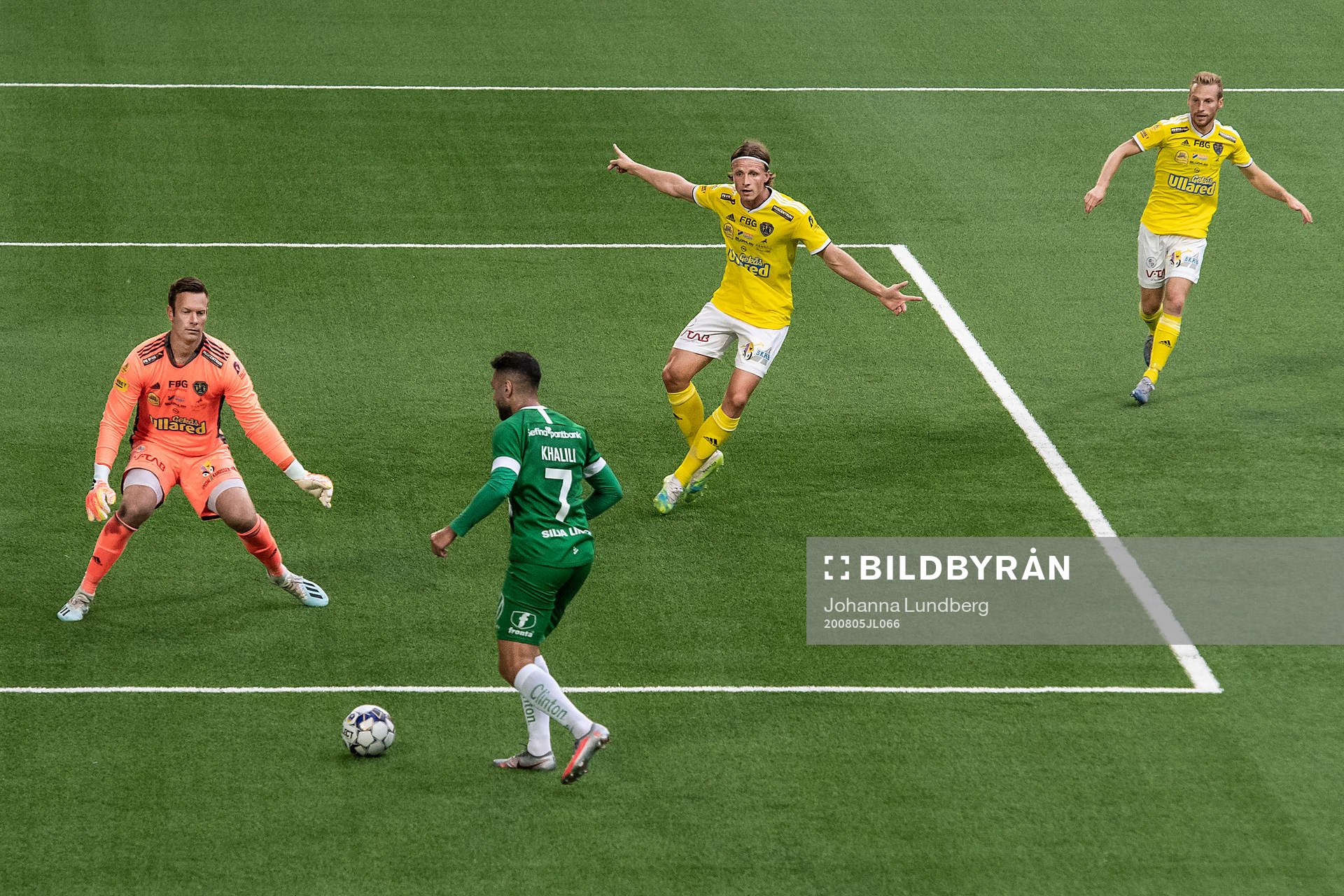 Hammarbys Imad Khalili utmanar Falkenbergs målvakt Viktor