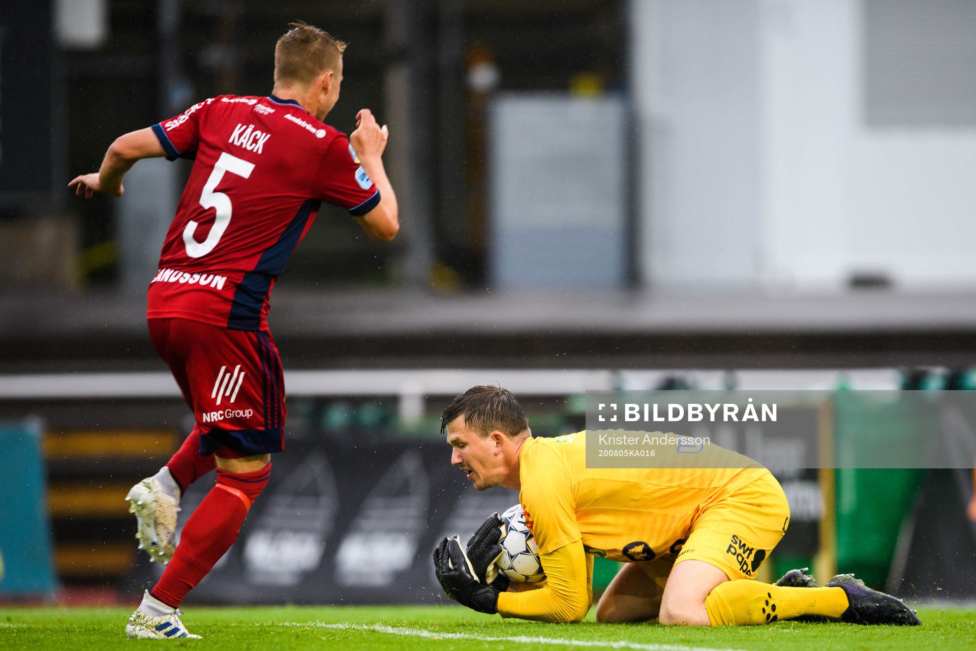 Djurgårdens Elliot Käck oroar framför Varbergs målvakt