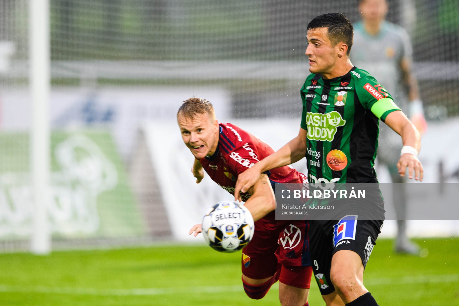 Djurgårdens Jonathan Augustinsson och Varbergs Astrit