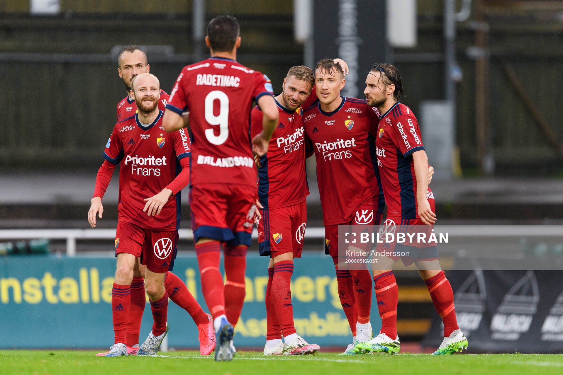 Djurgårdens Fredrik Ulvestad jublar med lagkamrater