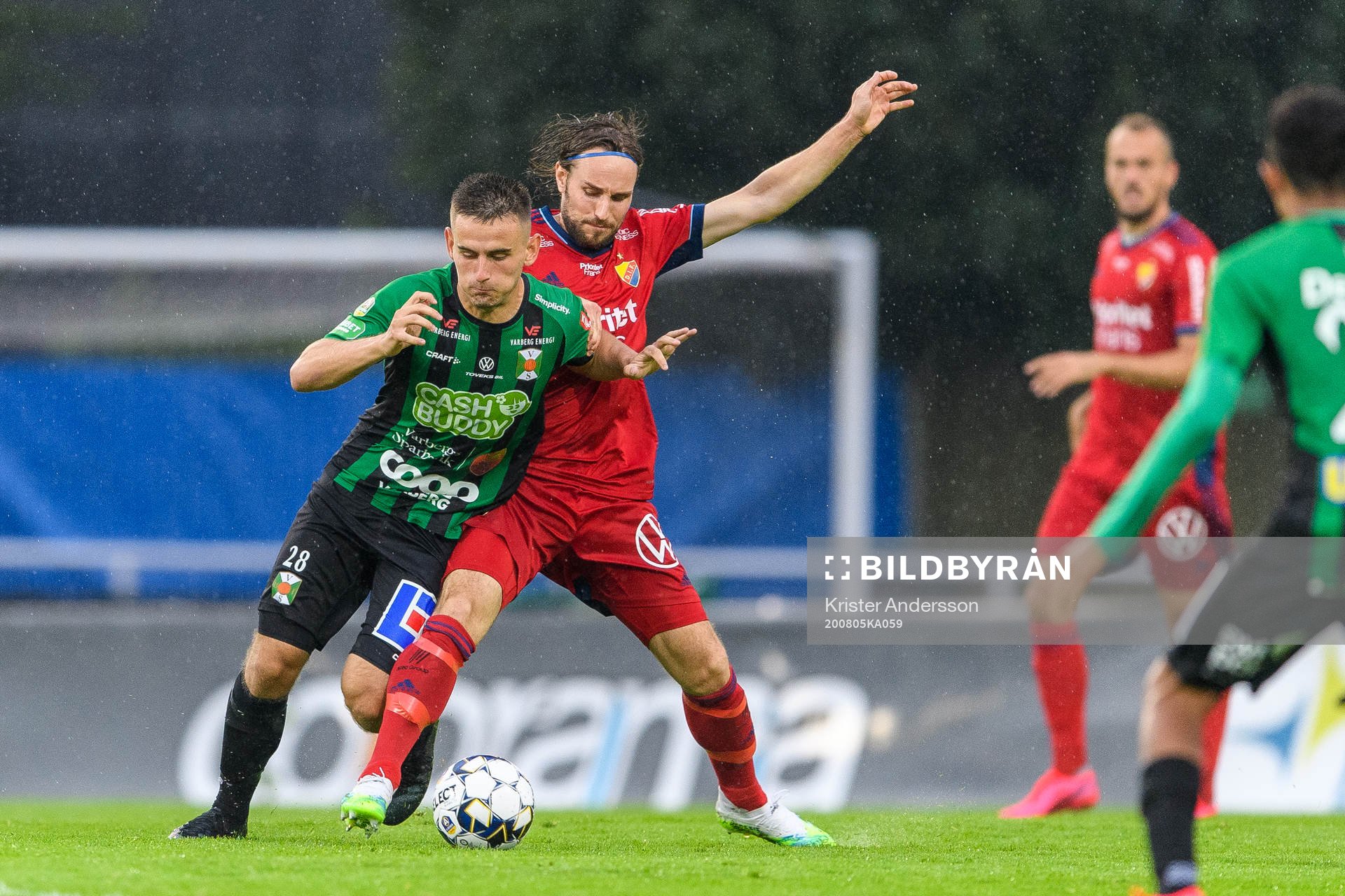 Varbergs Erion Sadiku och Djurgårdens Kevin Walker under fotbollsmatchen i Allsvenskan mellan Varberg och Djurgården den 5 augusti 2020 i Varberg.