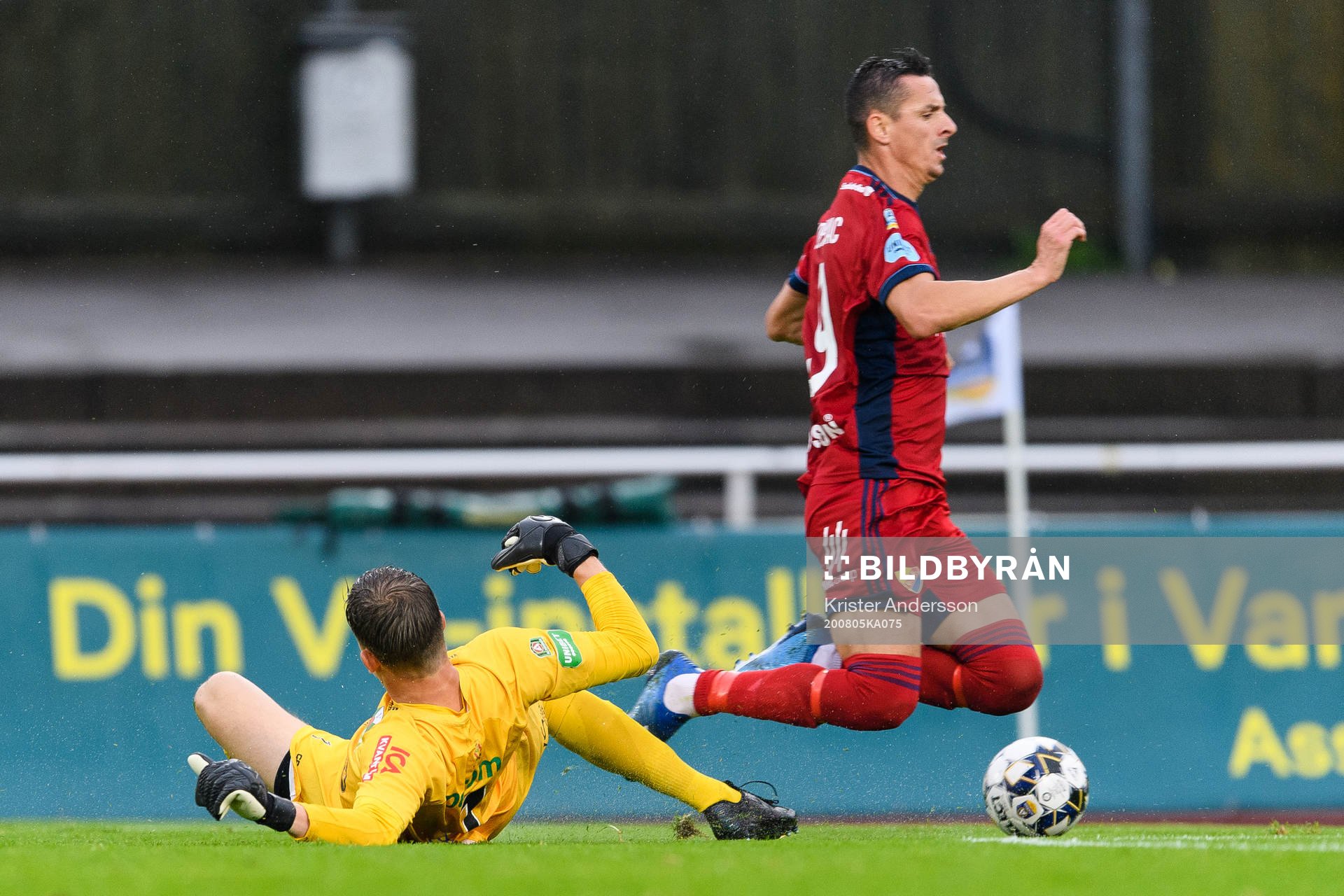 Varbergs målvakt August Strömberg fäller Djurgårdens