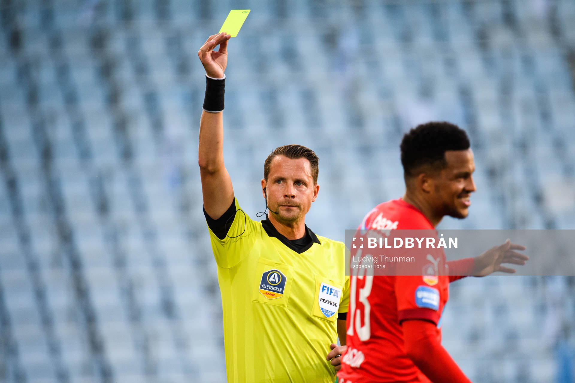 Helsingborgs Martin Olsson får en varning av domare