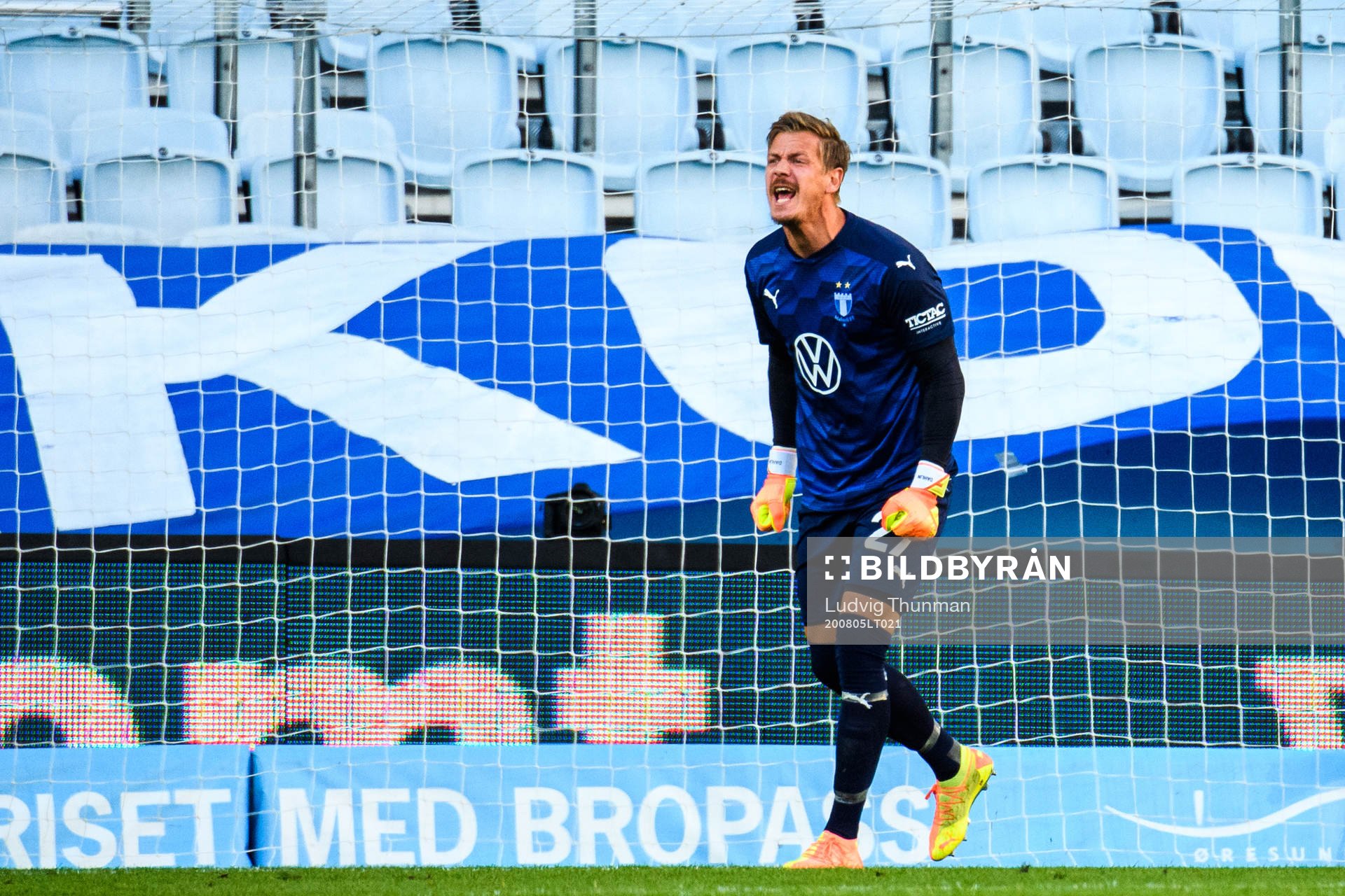 Malmö FFs målvakt Johan Dahlin reagerar