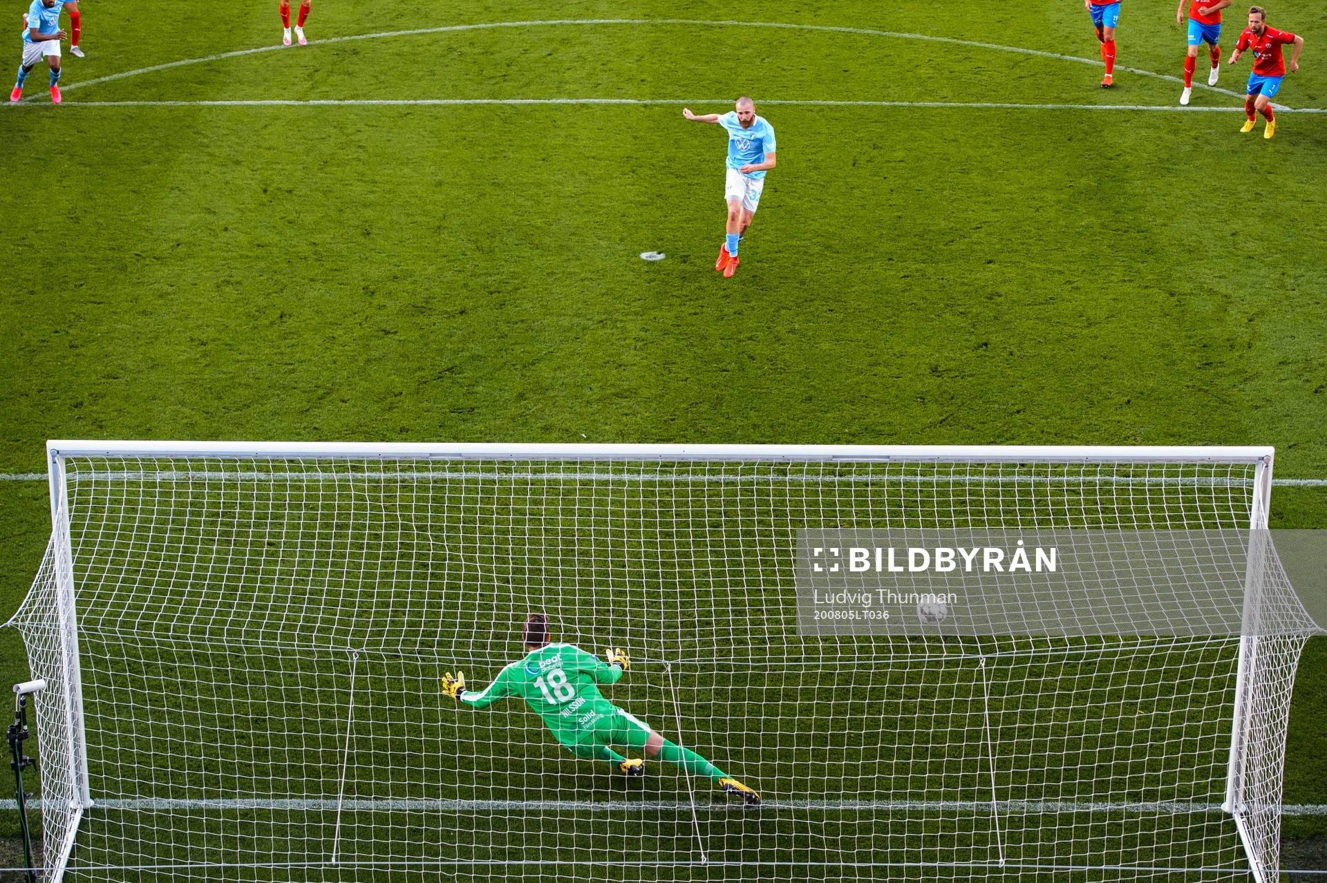 Malmö FFs Jo Inge Berget gör 1-0 på straff bakom