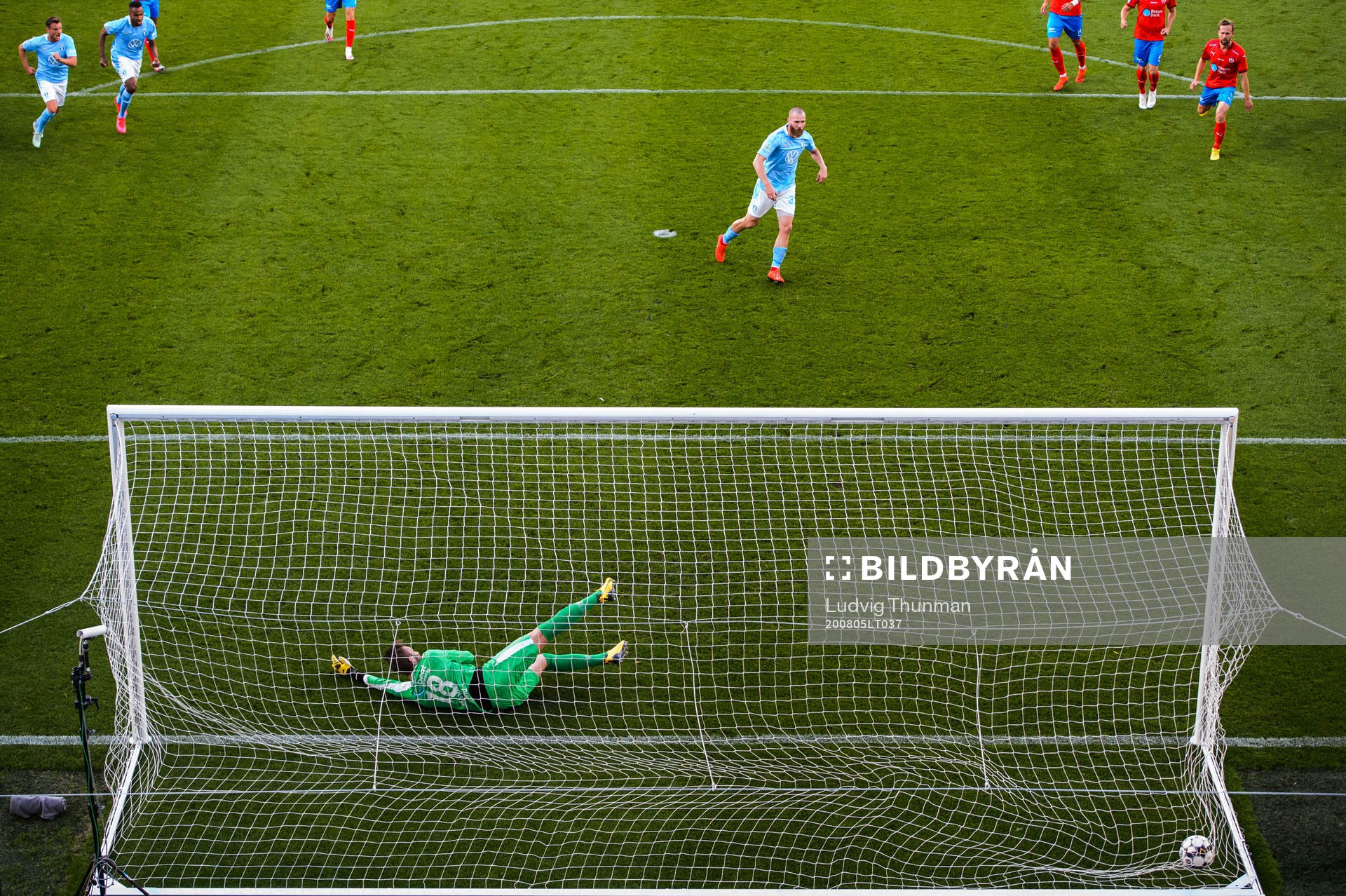 Malmö FFs Jo Inge Berget gör 1-0 på straff bakom