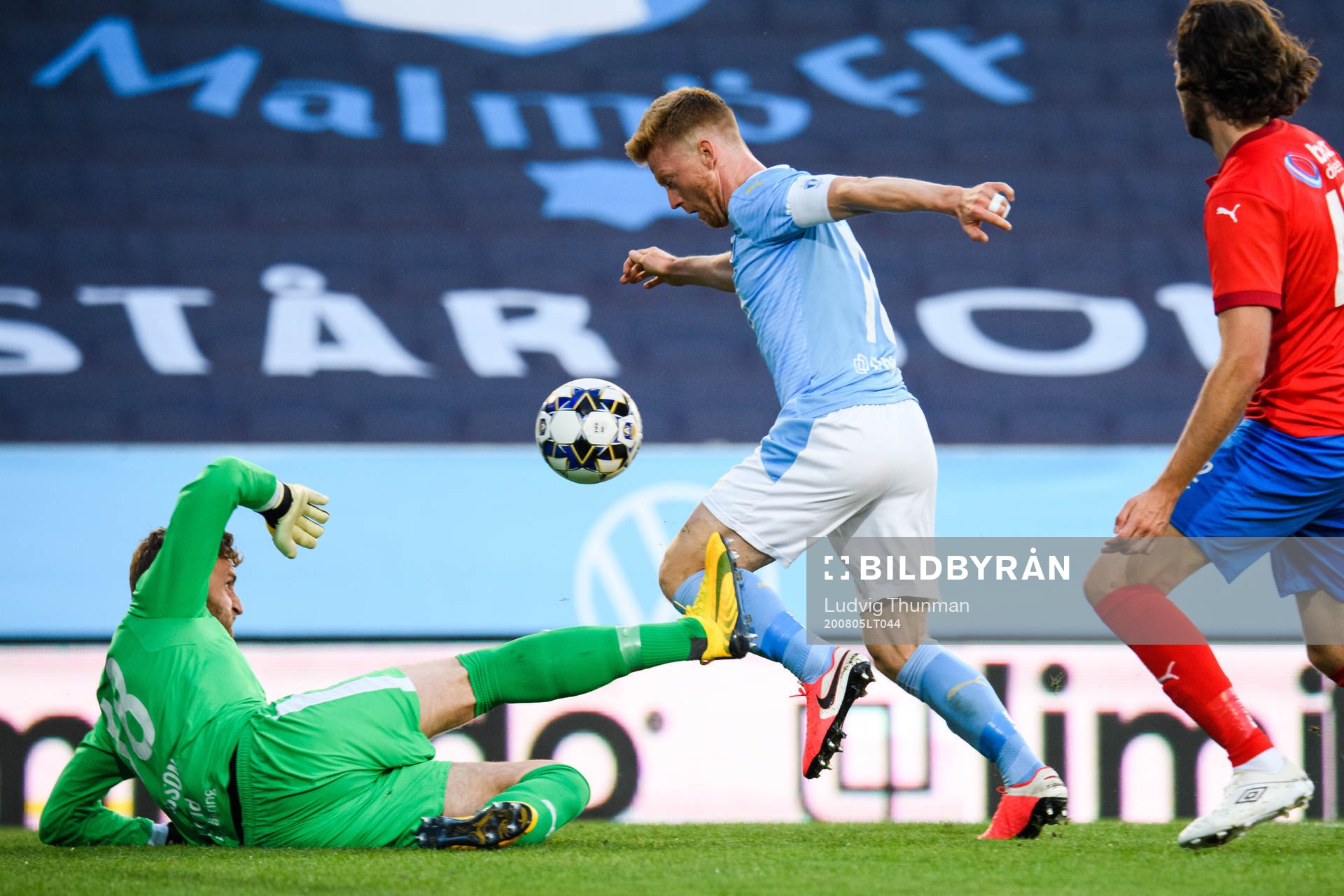 Malmö FFs Anders Christiansen oroar framför Helsingborgs