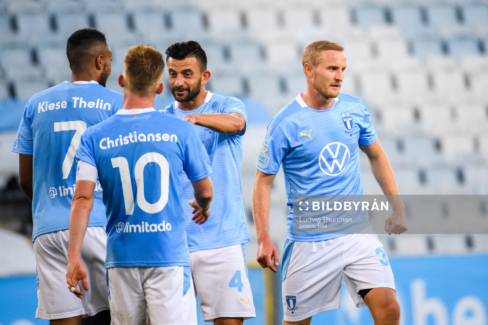 Malmö FFs Isaac Kiese Thelin , Anders Christiansen , Behrang Safari och Franz Brorsson jublar eter fotbollsmatchen i Allsvenskan mellan Malmö FF och Helsingborg den 5 augusti 2020 i Malmö.