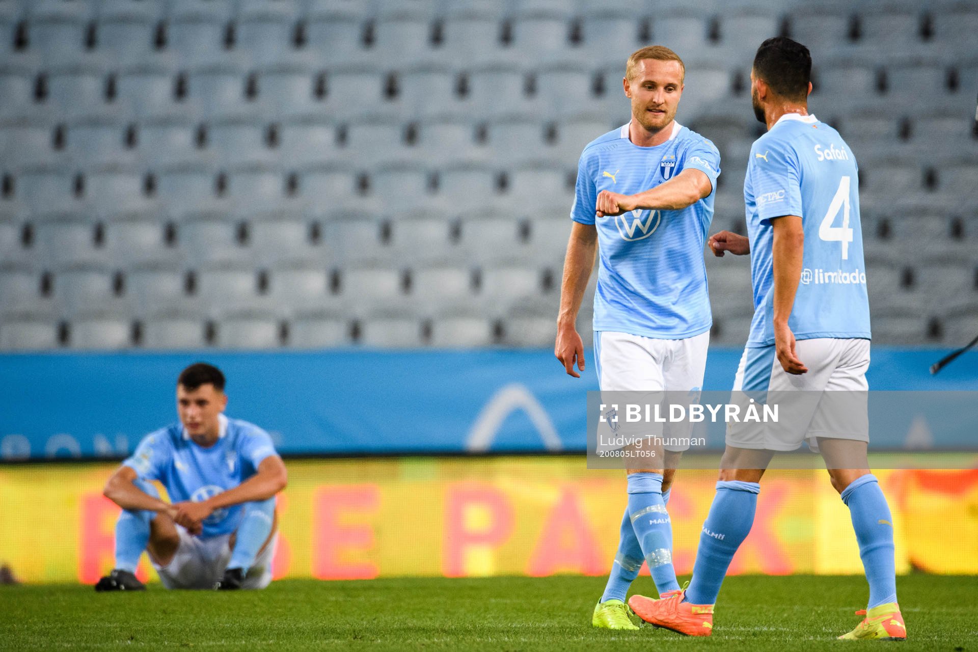 Malmö FFs Franz Brorsson och Behrang Safari jublar efter fotbollsmatchen i Allsvenskan mellan Malmö FF och Helsingborg den 5 augusti 2020 i Malmö.