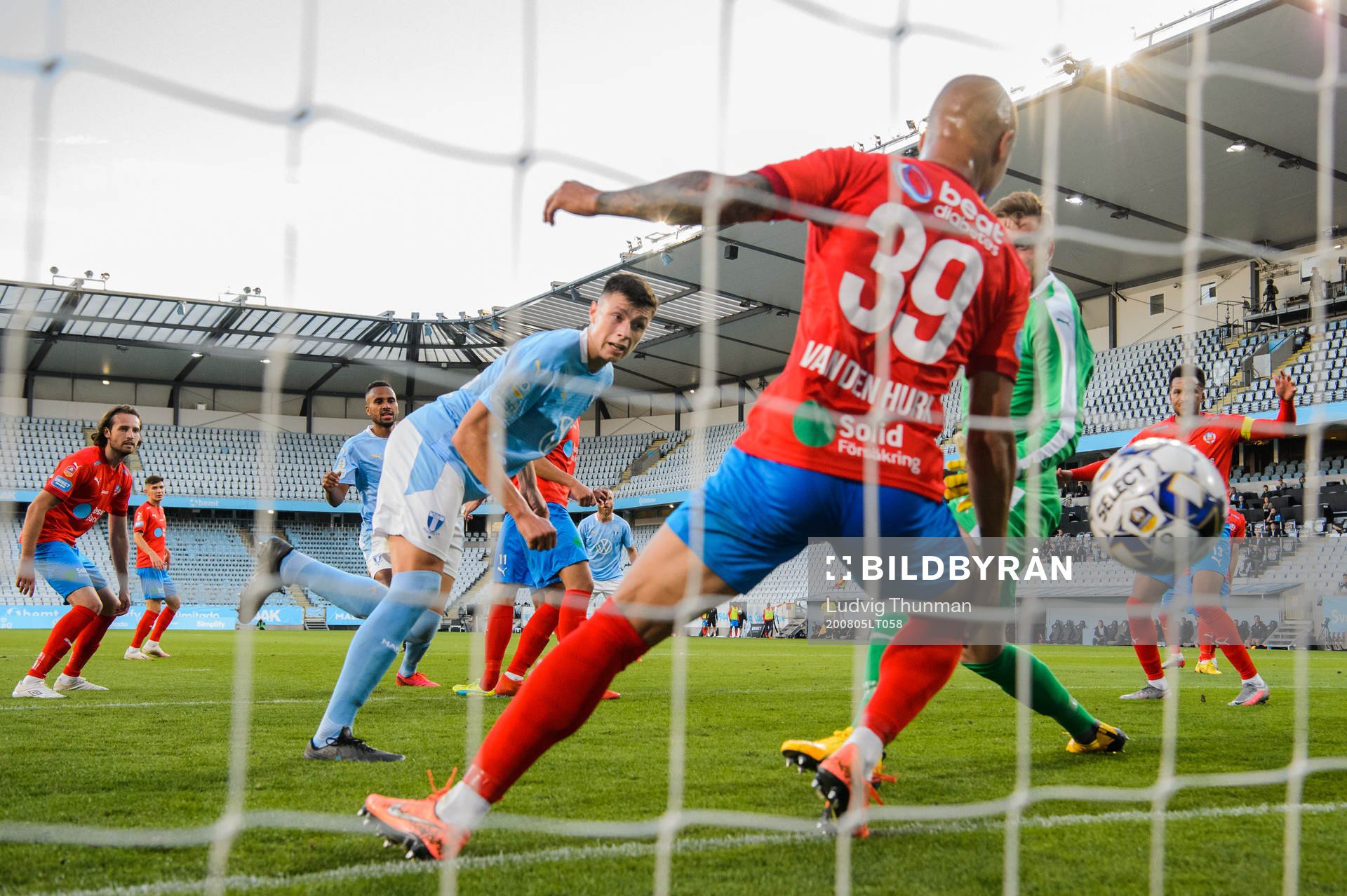 Malmö FFs Anel Ahmedhodzic gör 3-1 bakom Helsingborgs