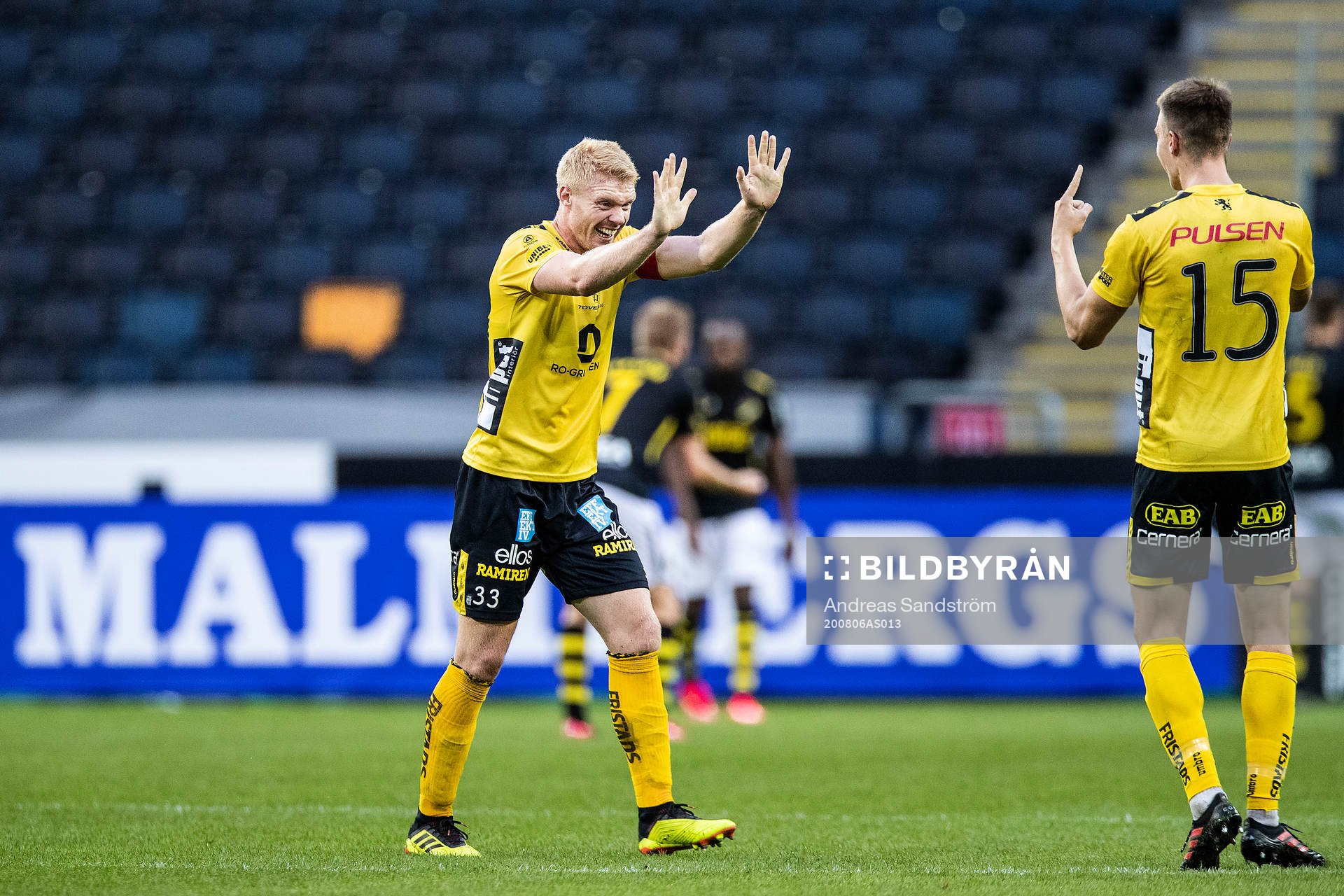 Elfsborgs Sivert Heltne Nilsen och Leo Väisänen jublar efter 0-2 under fotbollsmatchen i Allsvenskan mellan AIK och Elfsborg den 6 augusti 2020 i Stockholm.